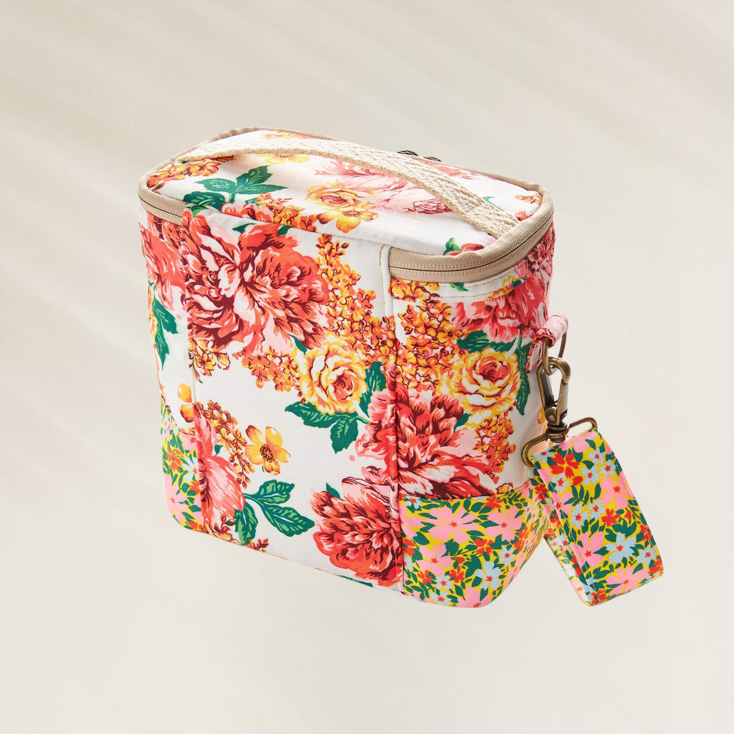 Lancheira Maaji com padrão Floral em tecido colorido com flores vermelhas e amarelas