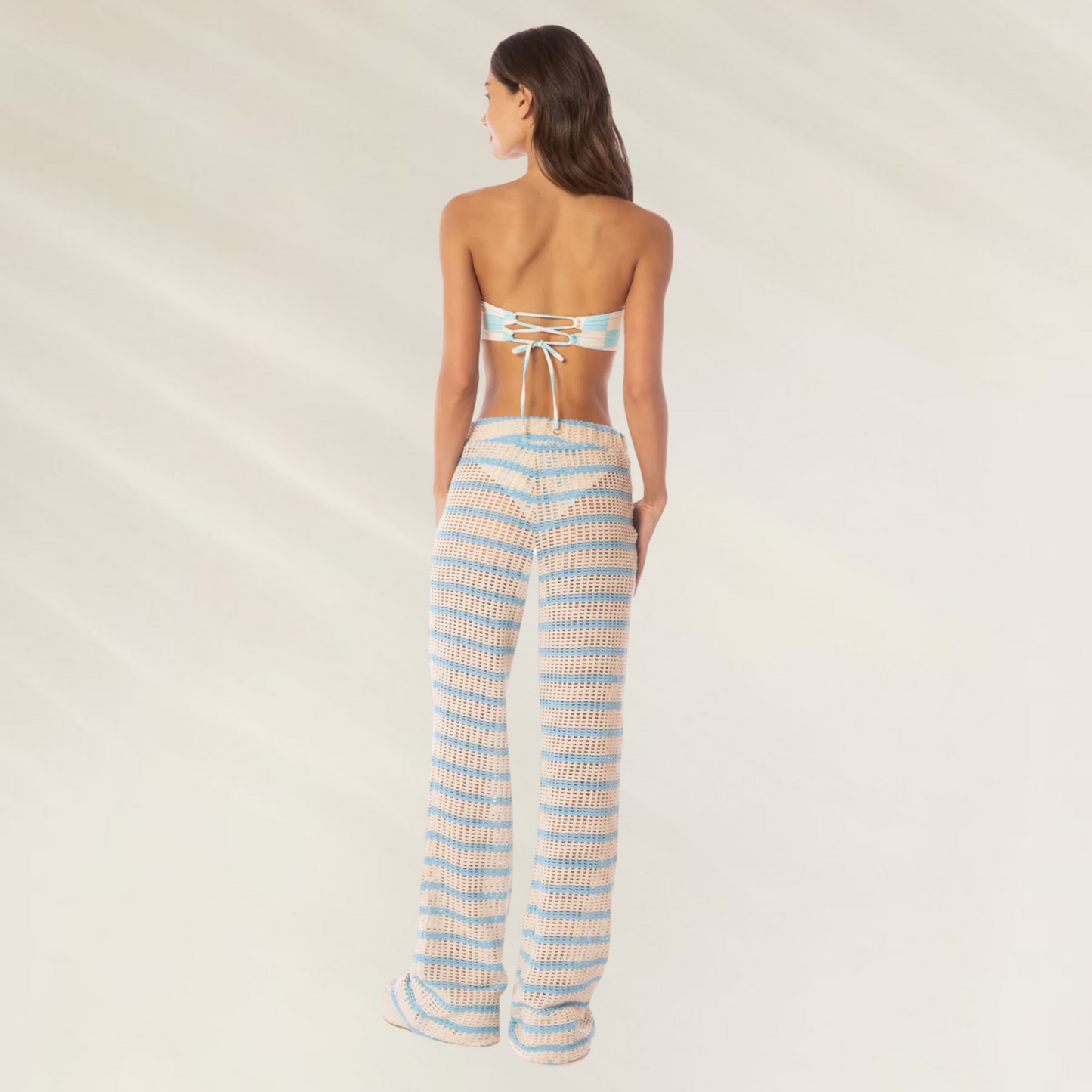 Mulher vista de costas usando Pantalonas Calliope em Crochet Maaji listradas em tons pastel
