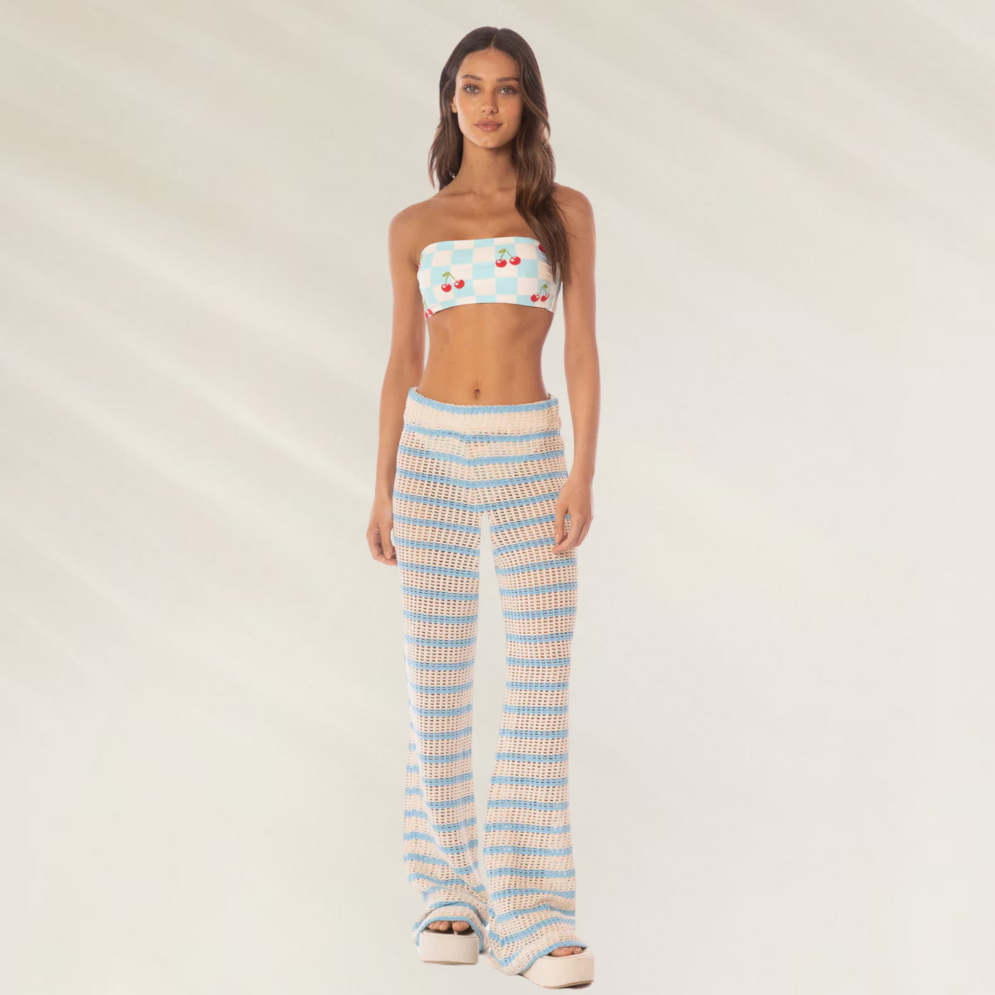 Calça Pantalonas Calliope em Crochet Maaji feminina listrada azul e bege estilo verão