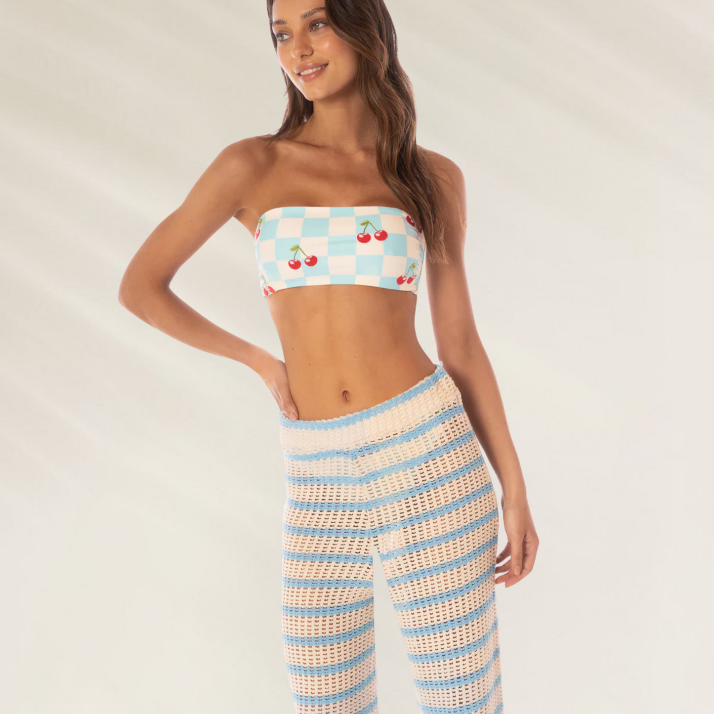 Calça Pantalonas Calliope em Crochet Maaji com listras bege e azul, estilo confortável e moderno