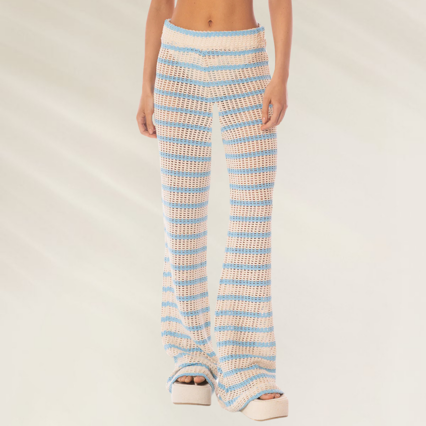 Pantalonas Calliope em Crochet Maaji com listras azuis e bege em modelo feminino de frente