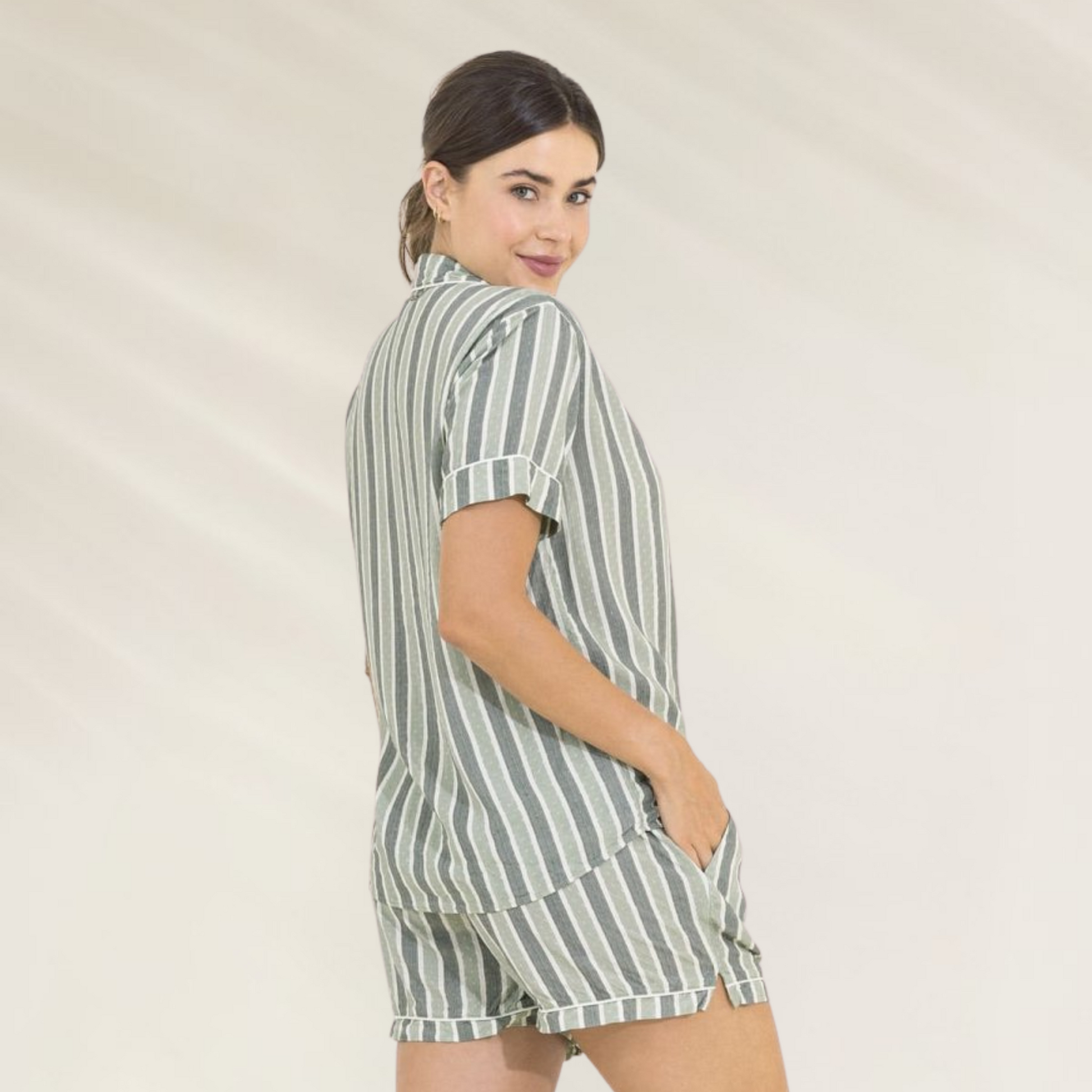 Pijama Camiseiro Curto com Calção – Maaji em listras verde com detalhe de bolso