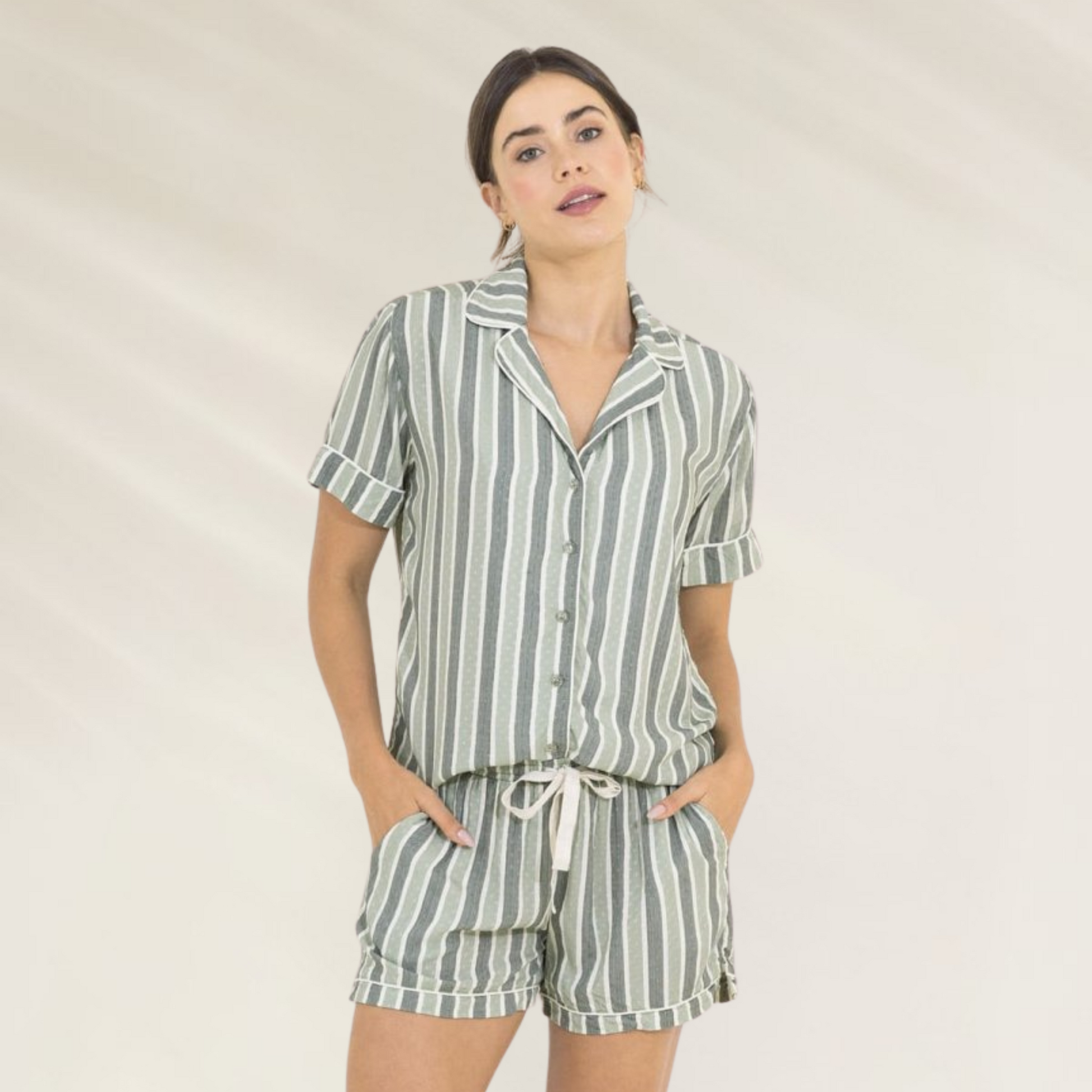 Pijama Camiseiro Curto com Calção – Maaji em verde com listras, ideal para conforto e estilo durante a noite