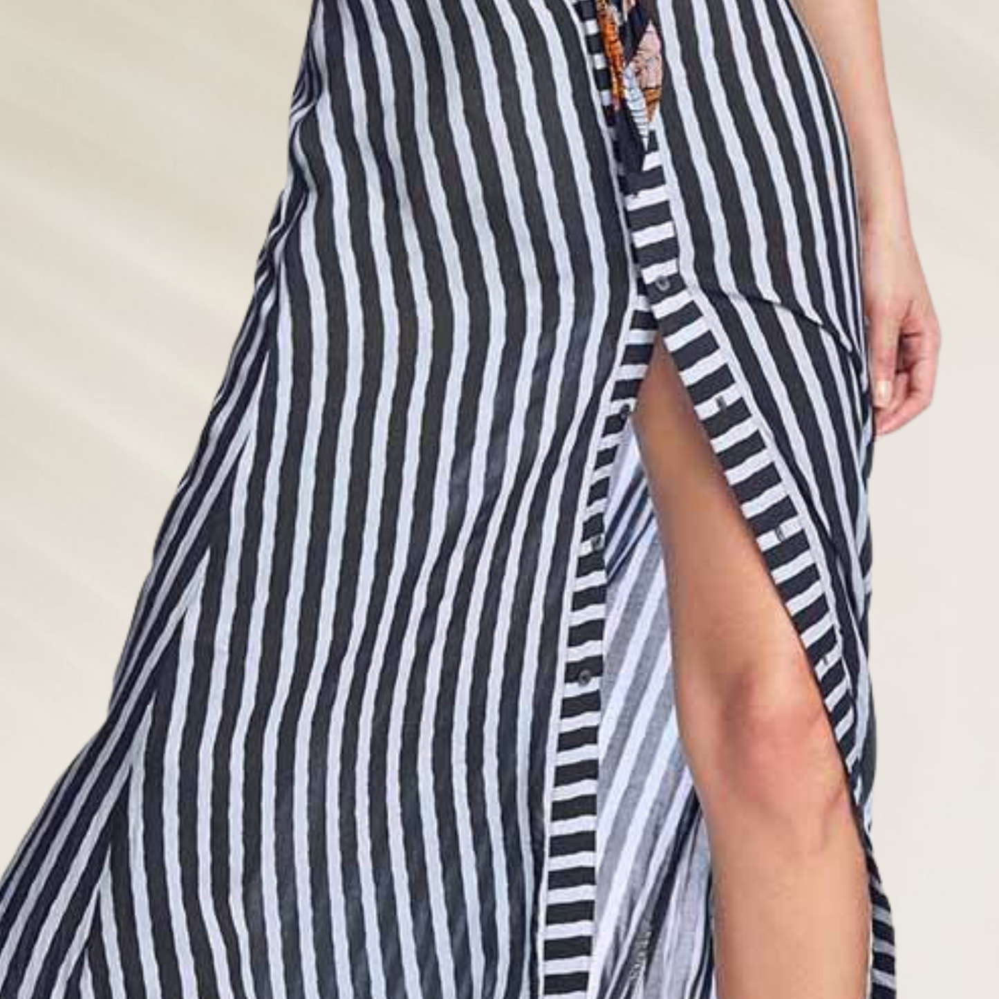 Saia Comprida às Riscas Maaji com fenda lateral e design listrado em preto e branco