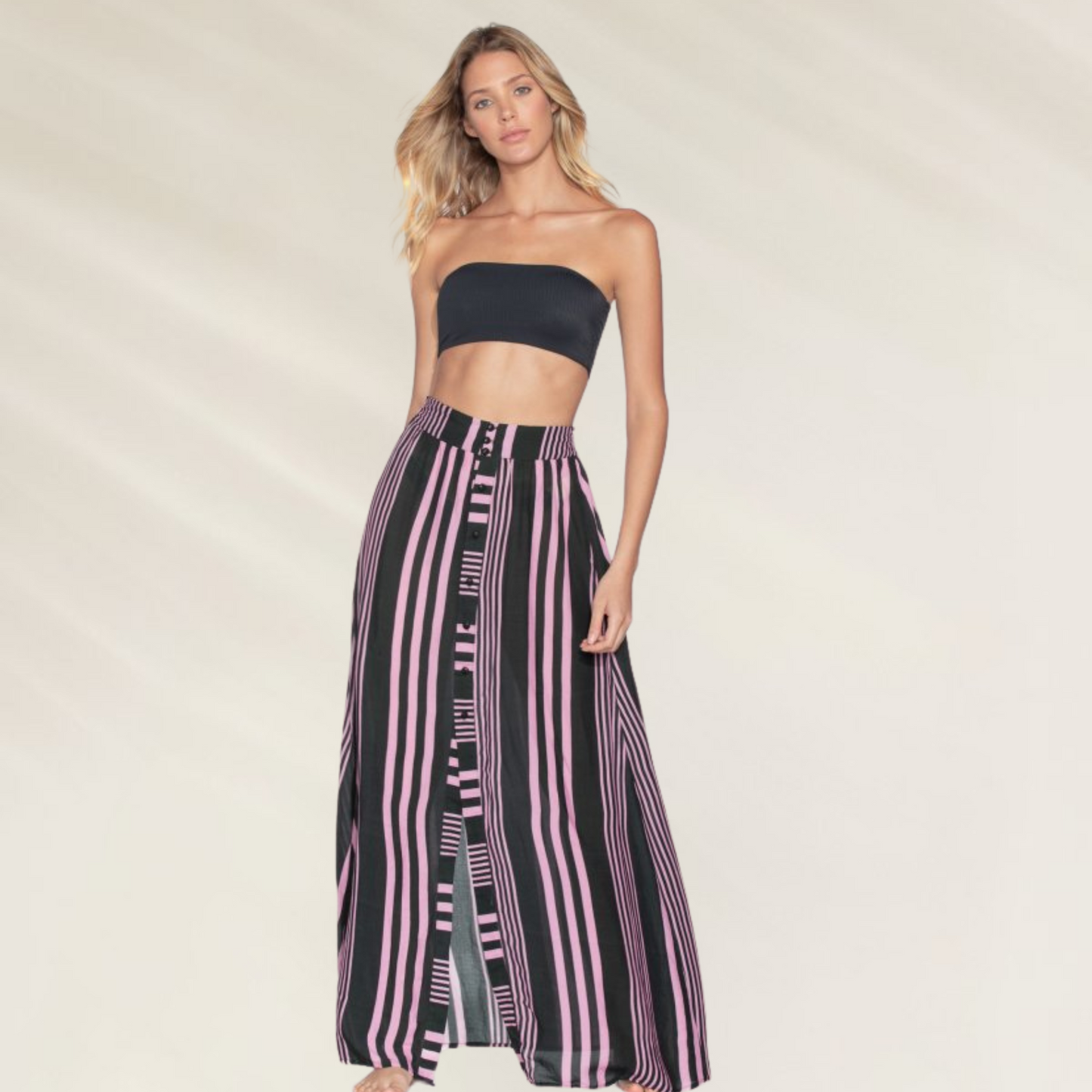 Saia comprida Maaji de riscas com abotoamento frontal, perfeita para looks casuais e de verão.