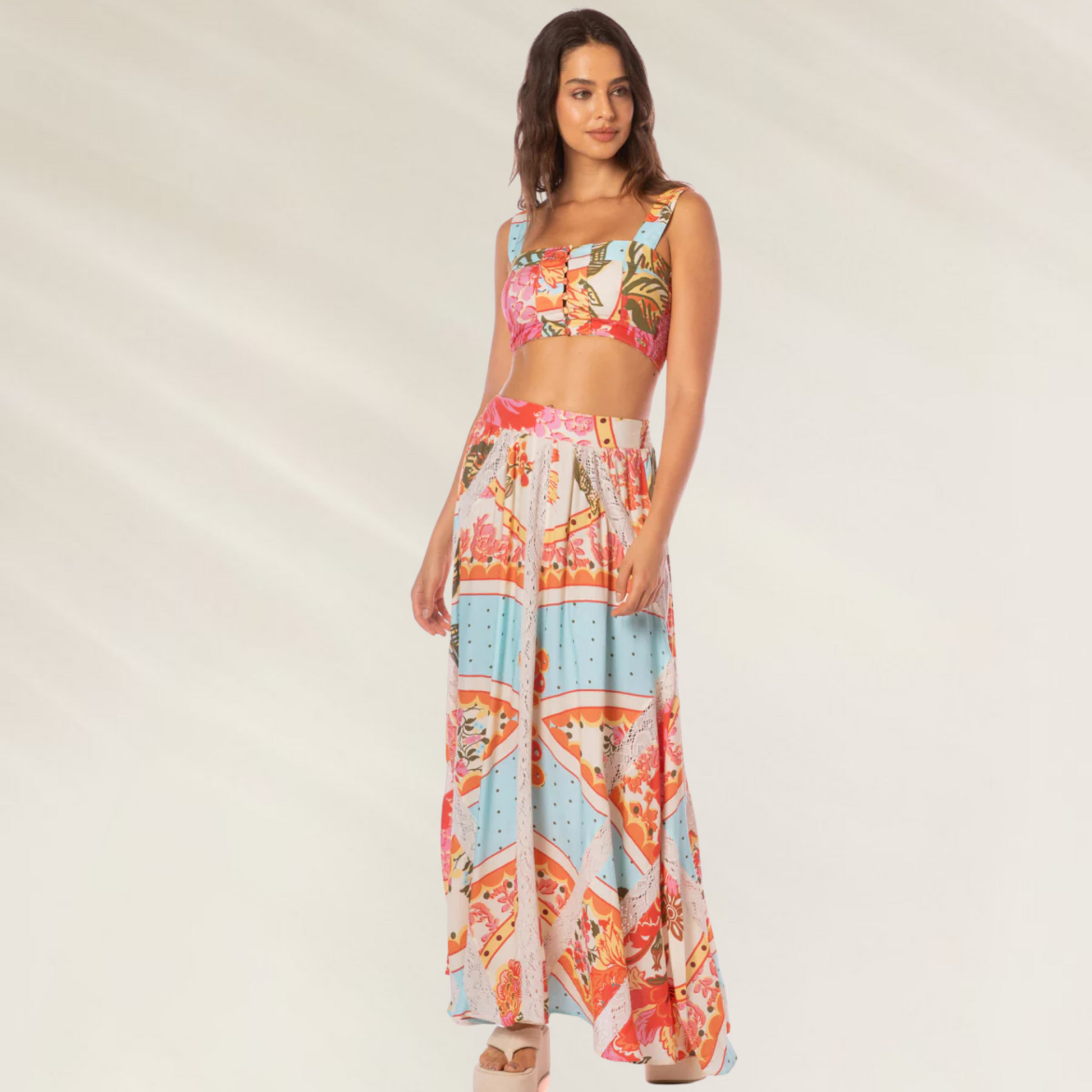 Saia Longa Estampada com Detalhes em Renda – Maaji, modelada por mulher com blusa combinando
