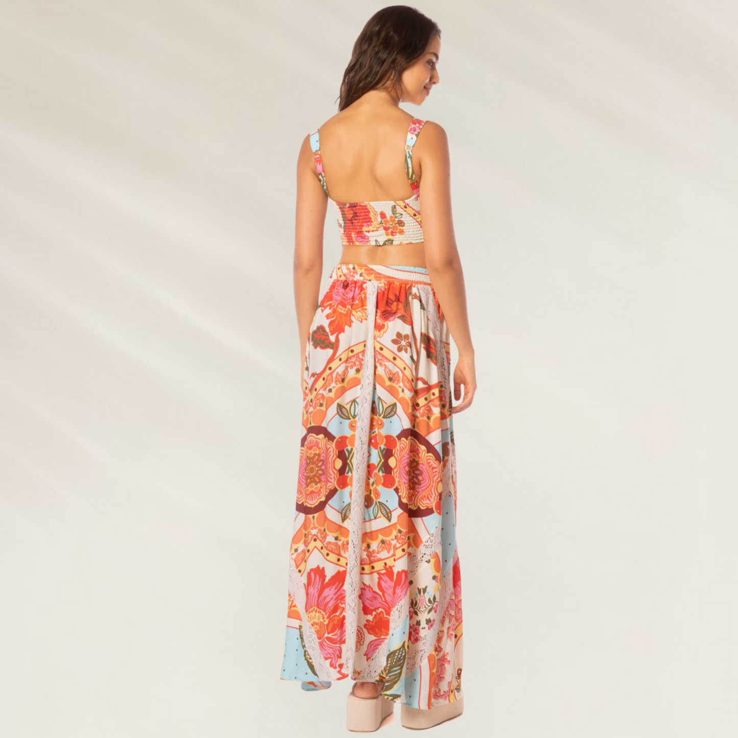 Saia Longa Estampada com Detalhes em Renda – Maaji usada por modelo vista de costas com blusa combinando