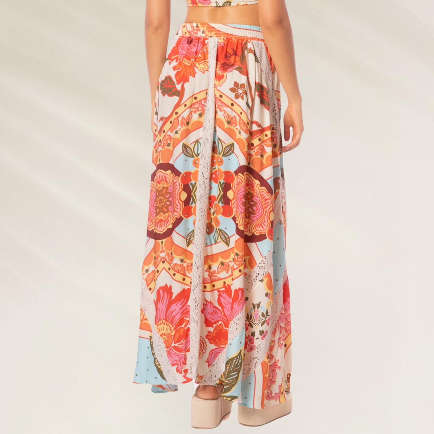 Saia Longa Estampada com Detalhes em Renda – Maaji vista por trás com estampa floral colorida