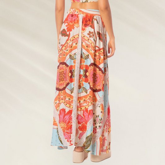 Saia Longa Estampada com Detalhes em Renda – Maaji vista por trás com estampa floral colorida
