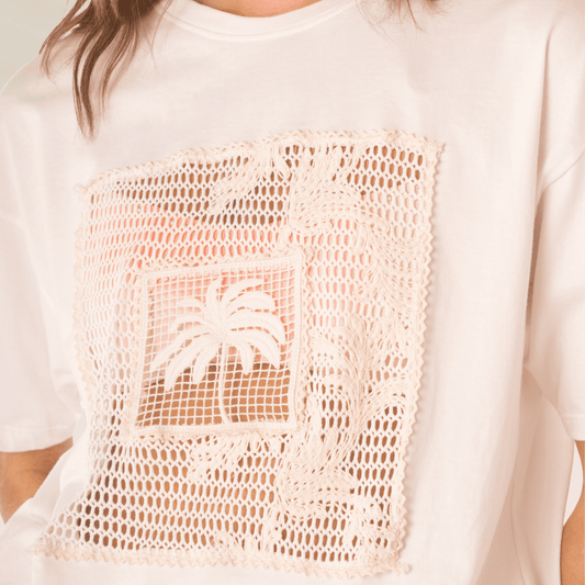 T-shirt Maaji com Bordado em Renda – 100% Algodão em branco com desenho de palmeira no centro