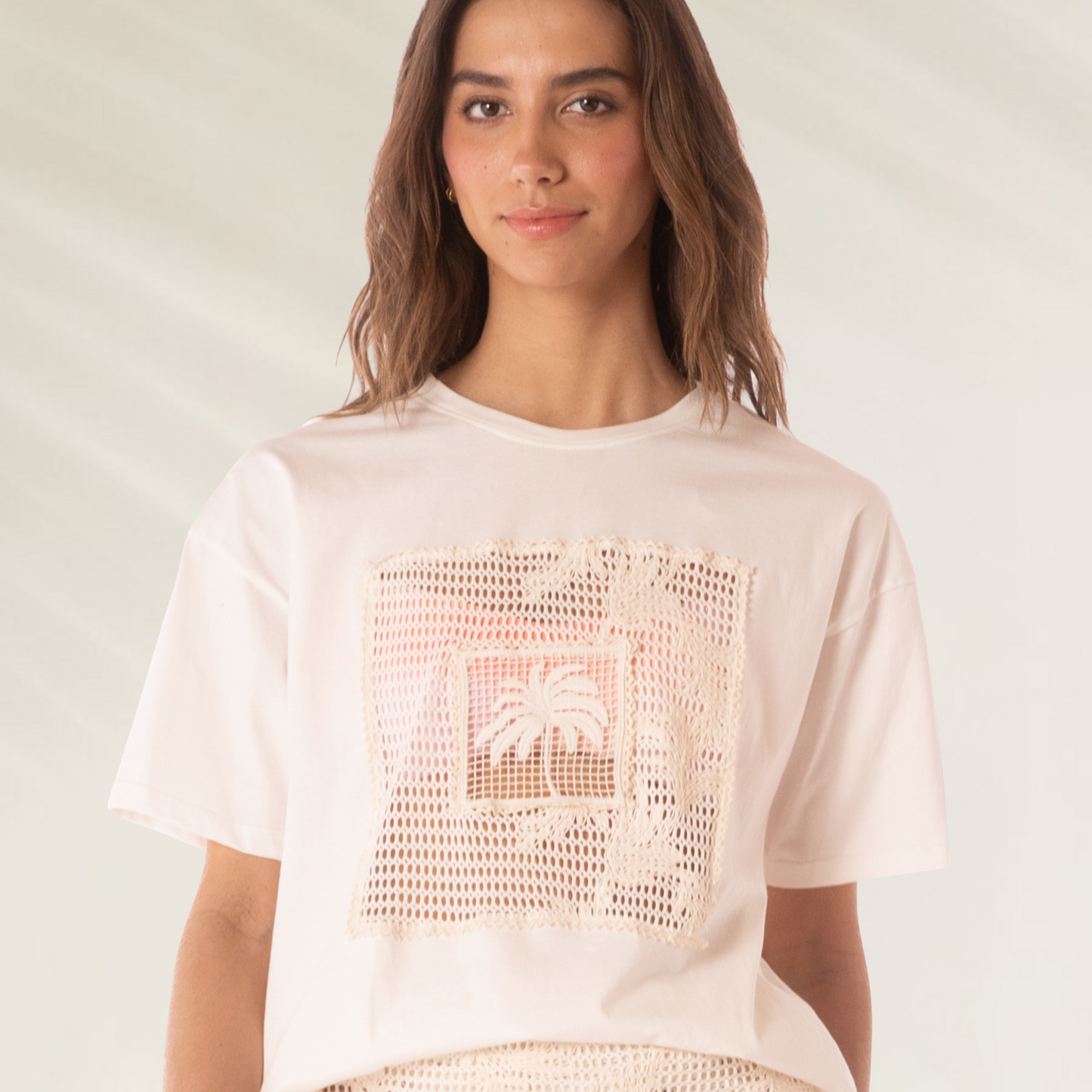 T-shirt Maaji com Bordado em Renda – 100% Algodão, camiseta feminina branca com detalhe em renda e estampa de palmeira