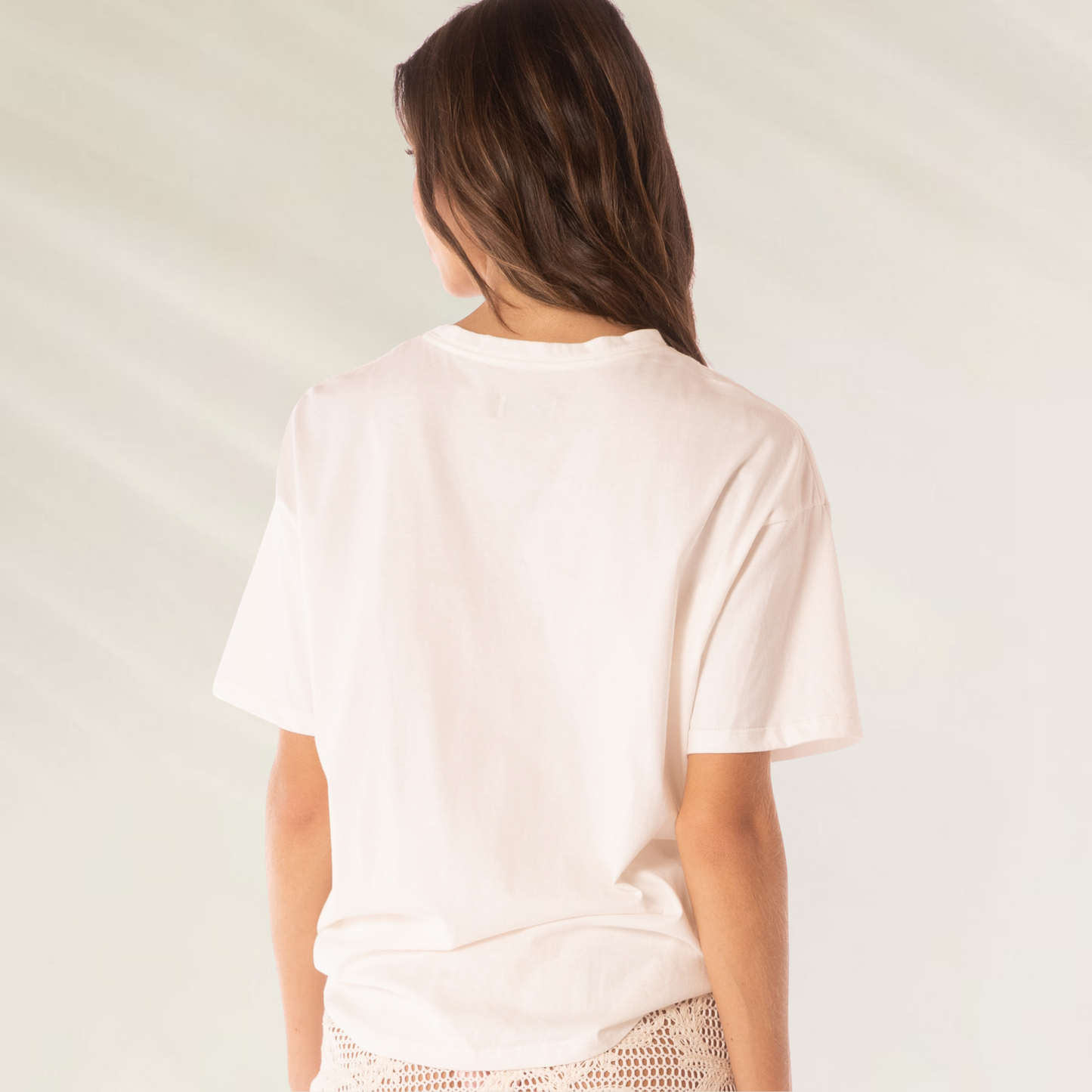Vista traseira da T-shirt Maaji com Bordado em Renda – 100% Algodão em tom claro com mangas curtas