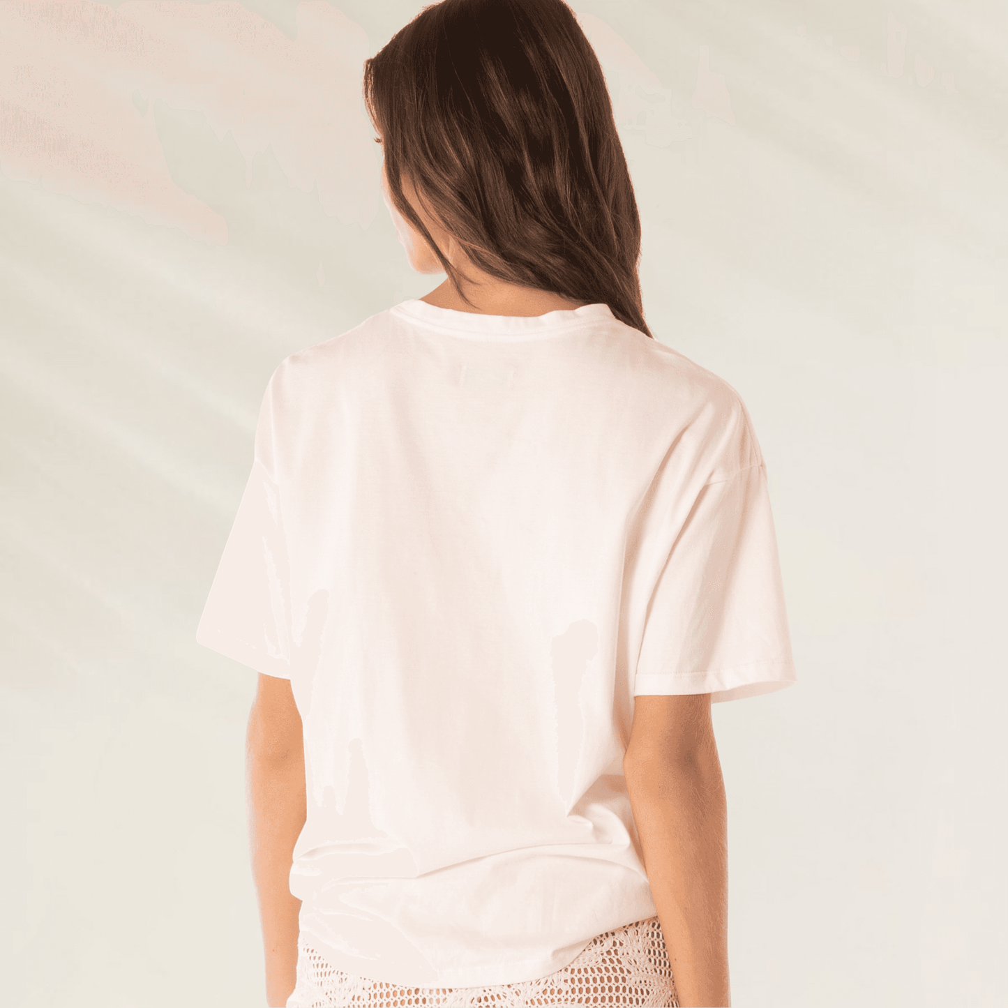 Vista traseira da T-shirt Maaji com Bordado em Renda – 100% Algodão em tom claro com mangas curtas