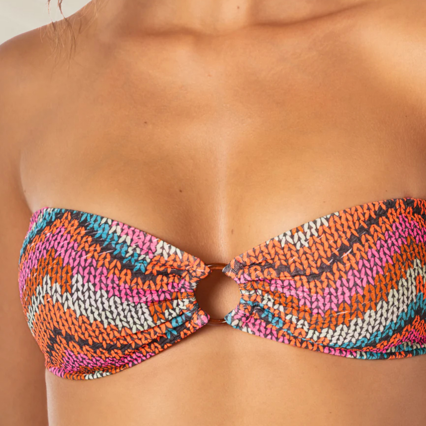 Top Bandeau Daelia da Maaji com estampa colorida e design circular no centro para look de praia