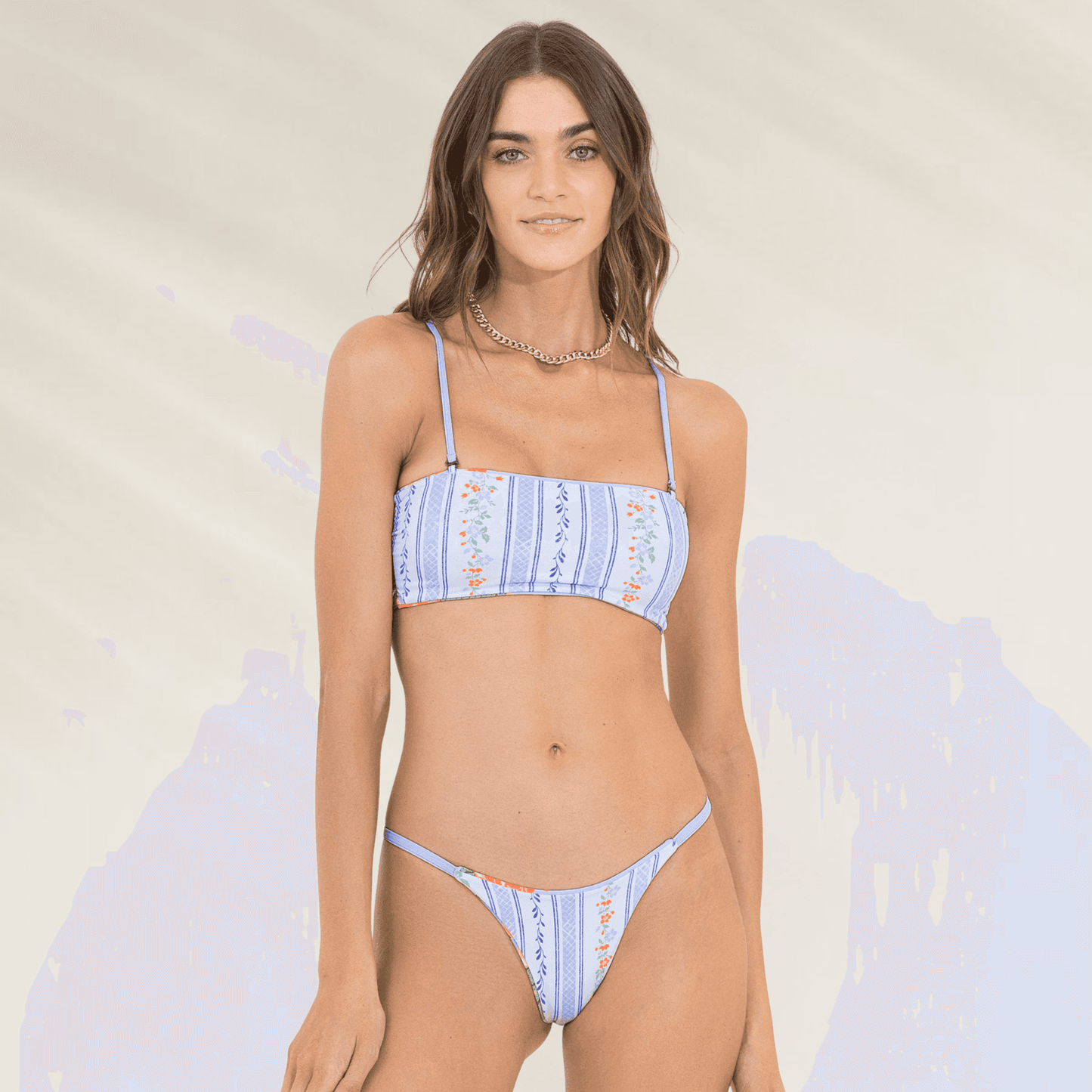 Top Bandeau Reversível Maaji azul com estampa floral e listras finas, modelo com alças finas