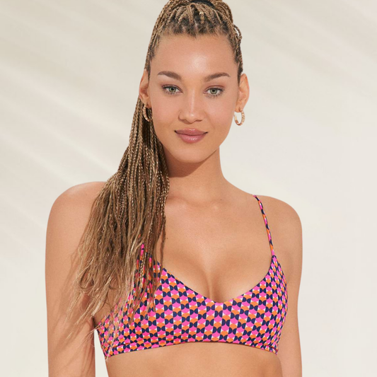 Mulher usando Top Bralette Desportivo Reversível Maaji estampado com tiras finas e design colorido