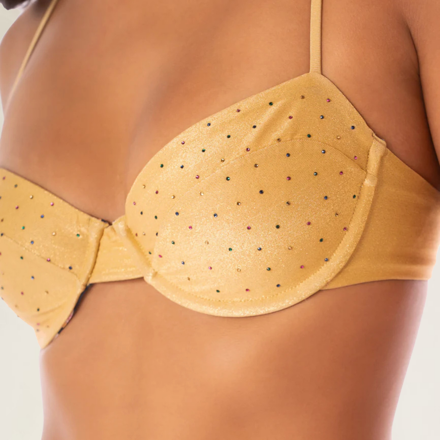 Top de Bikini Golden com detalhes de cristais brilhantes Maaji em tom dourado com alças finas.