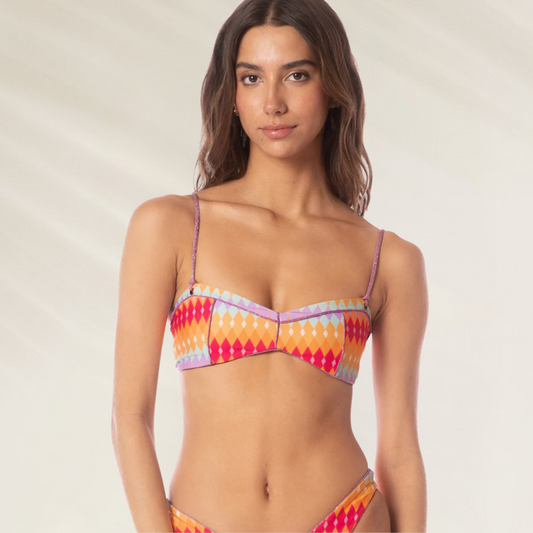 Top de Biquíni Reversível Prairie Maaji com estampa geométrica colorida em modelo feminino