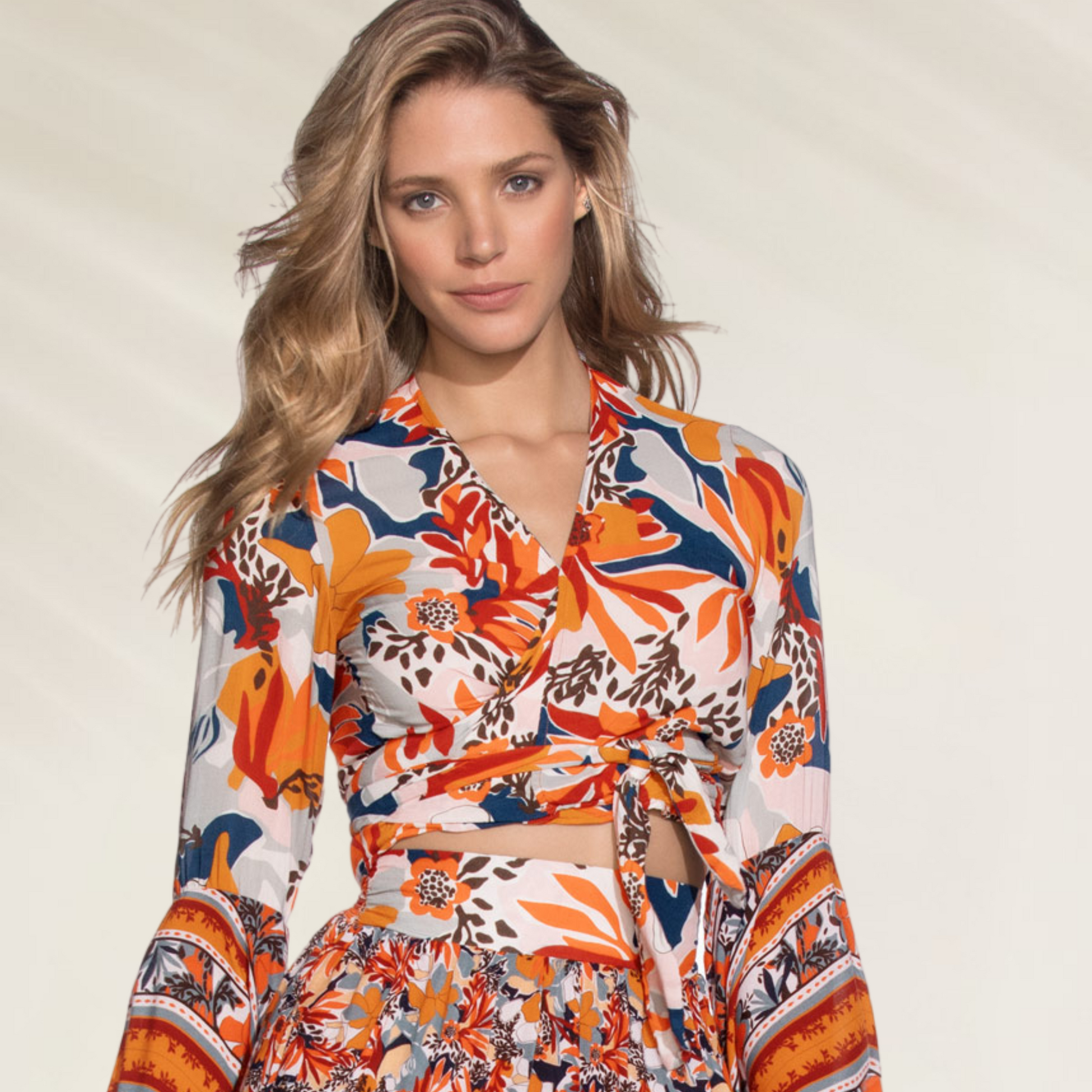 Top de Manga Comprida Boho em Estampado Tropical Maaji em malha preta com detalhes vazados usado por mulher
