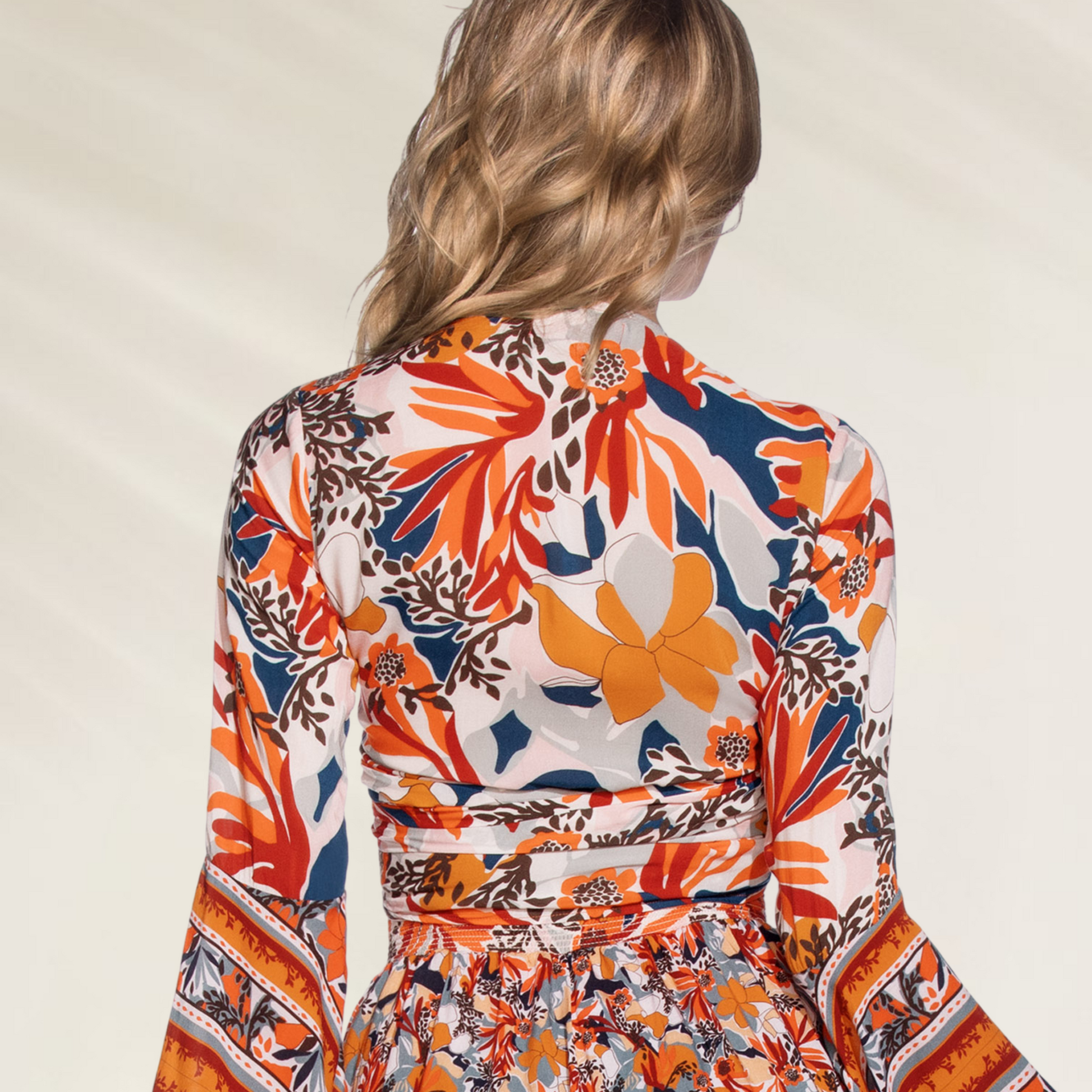 Top de Manga Comprida Boho em Estampado Tropical Maaji com design vibrante e detalhe nas costas
