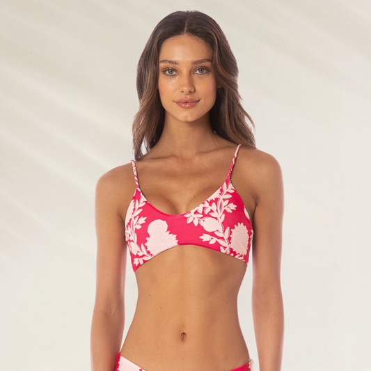 Modelo usando boxers cinzas com estampa de corações, apresentando conforto e estilo masculino