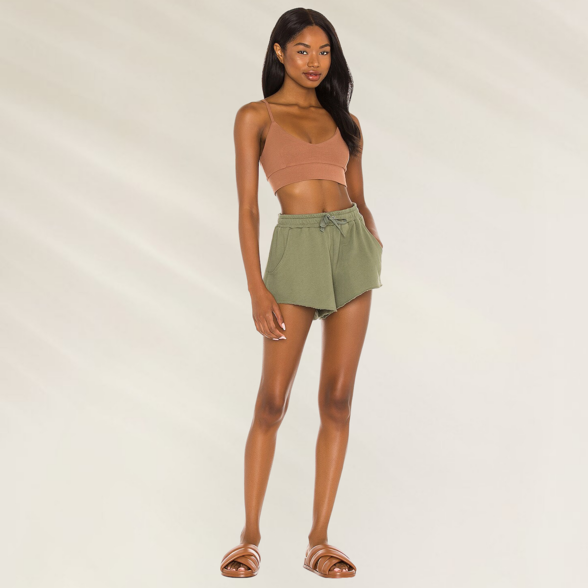 Modelo usando Top Loungewear Maaji em Modal – Conforto Premium combinado com shorts verdes