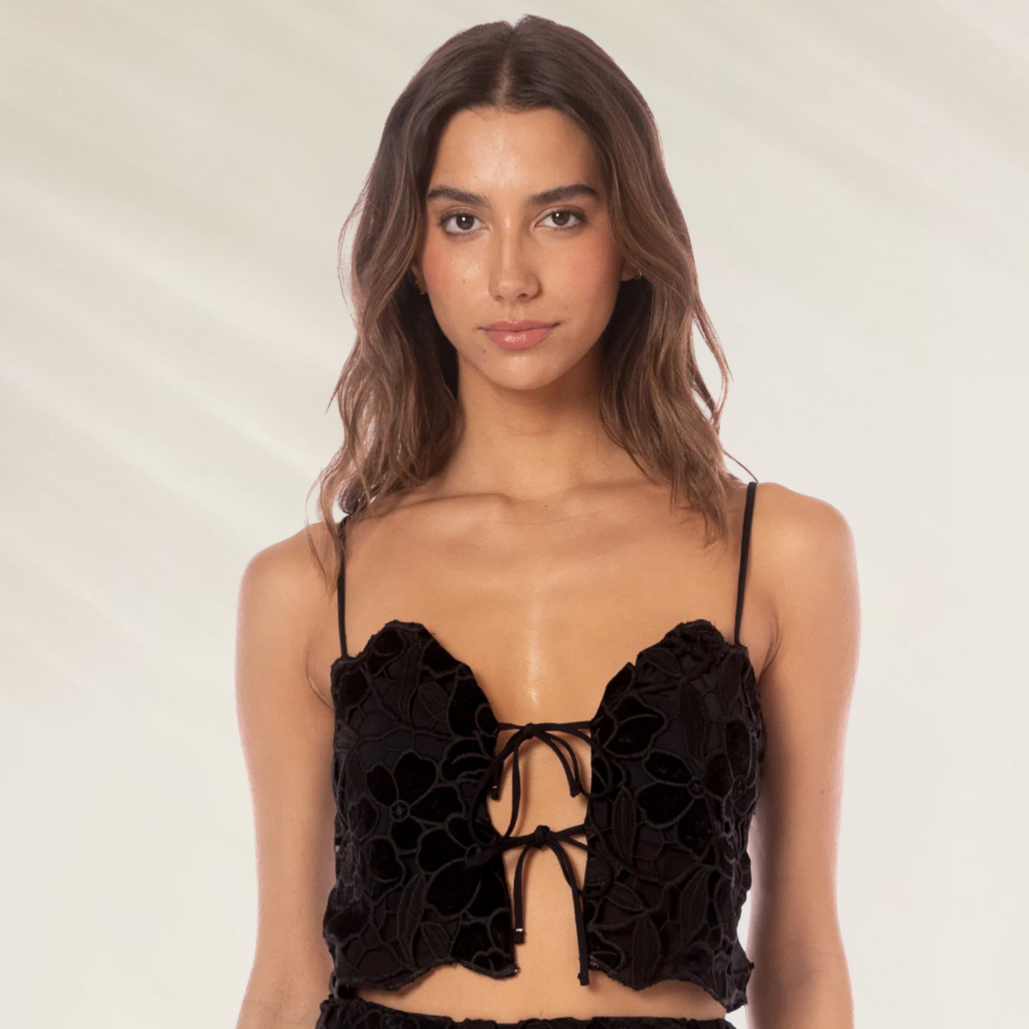Top Maaji Christa – Black Elegance preto com design de renda e alças finas para mulher