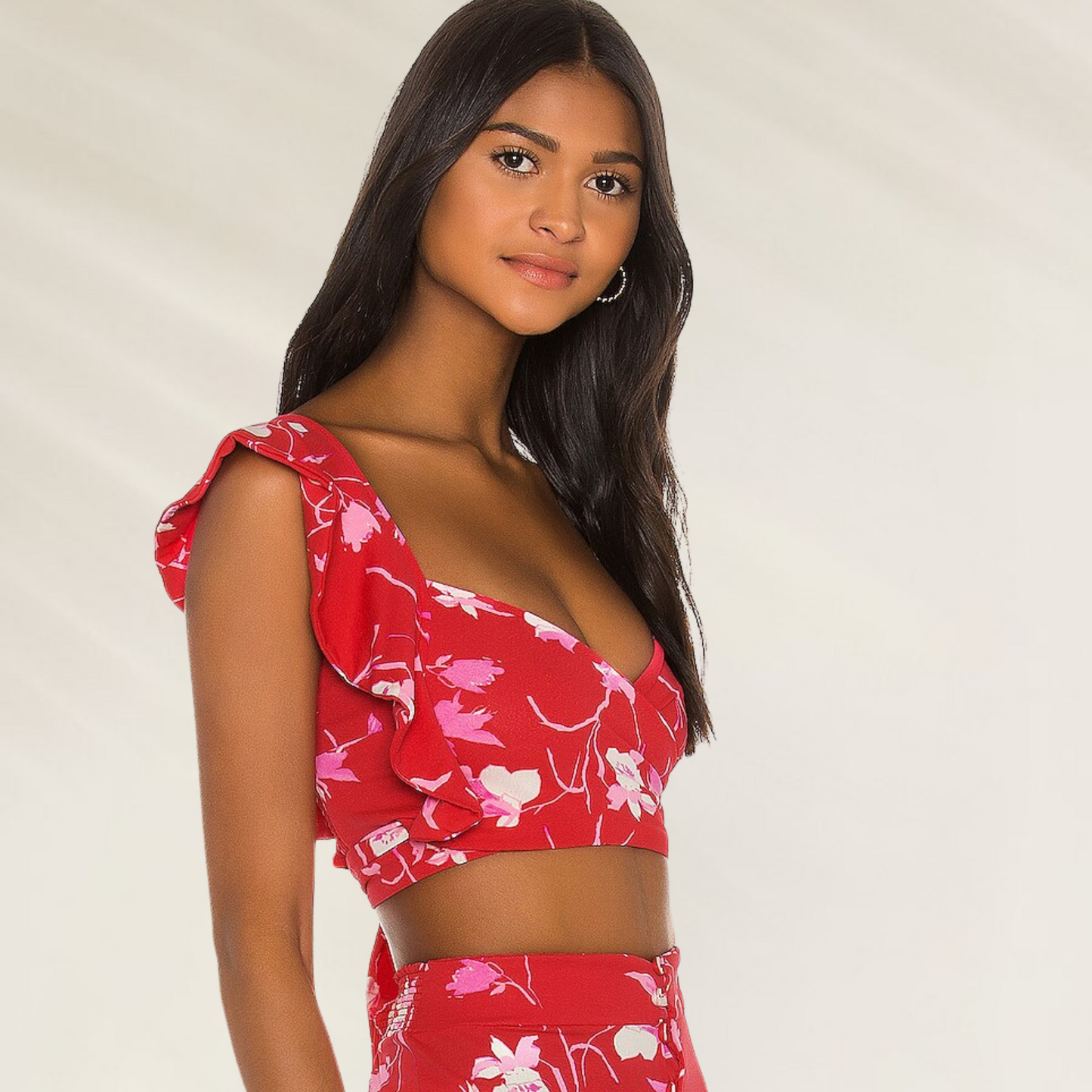 Top Maaji Floral Vermelho – Crop Top Versátil com Nó Ajustável em tecido floral vermelho com babados.