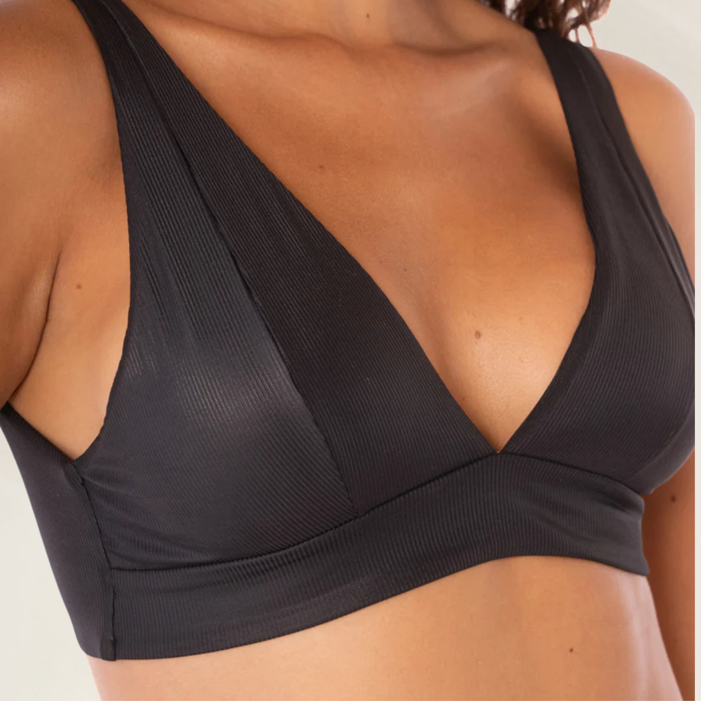 Top Paradisial Reversível Maaji preto com tecido texturizado e design confortável para biquíni