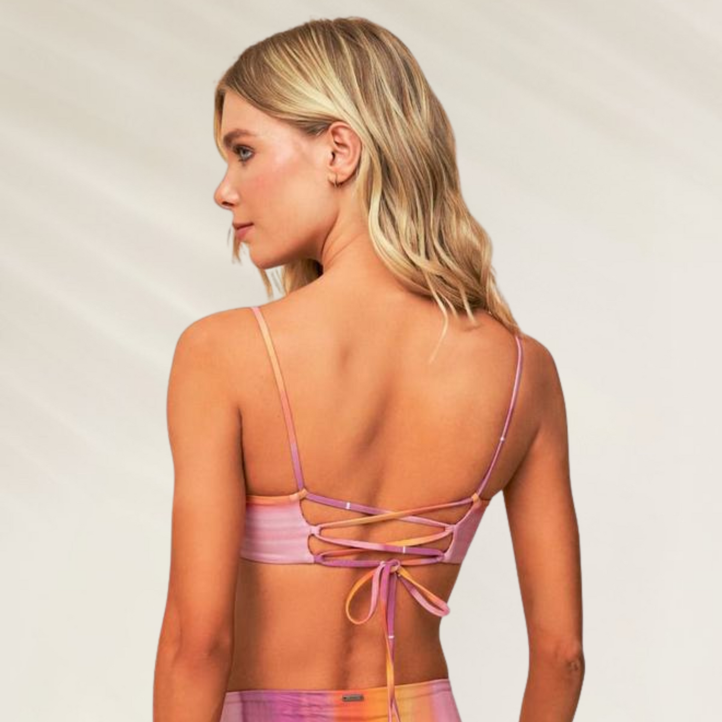Top Reversivel Bralette abertura em V Maaji, com design de amarração nas costas e estampa em tons de roxo e rosa