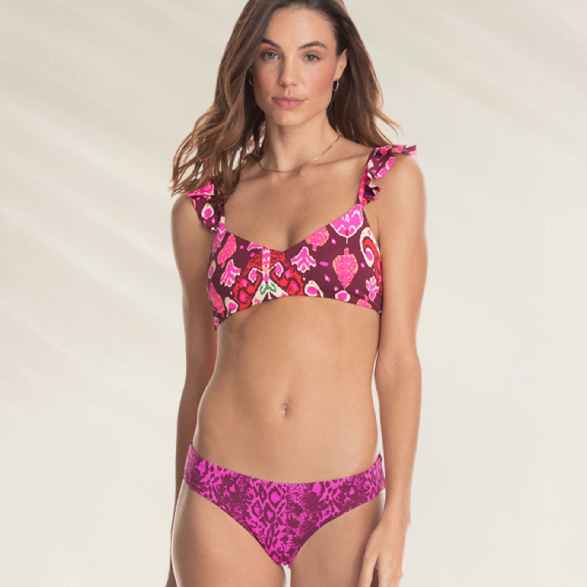 Top Reversível Bralette com Folhos Maaji rosa e roxo com estampa vibrante em modelo feminino