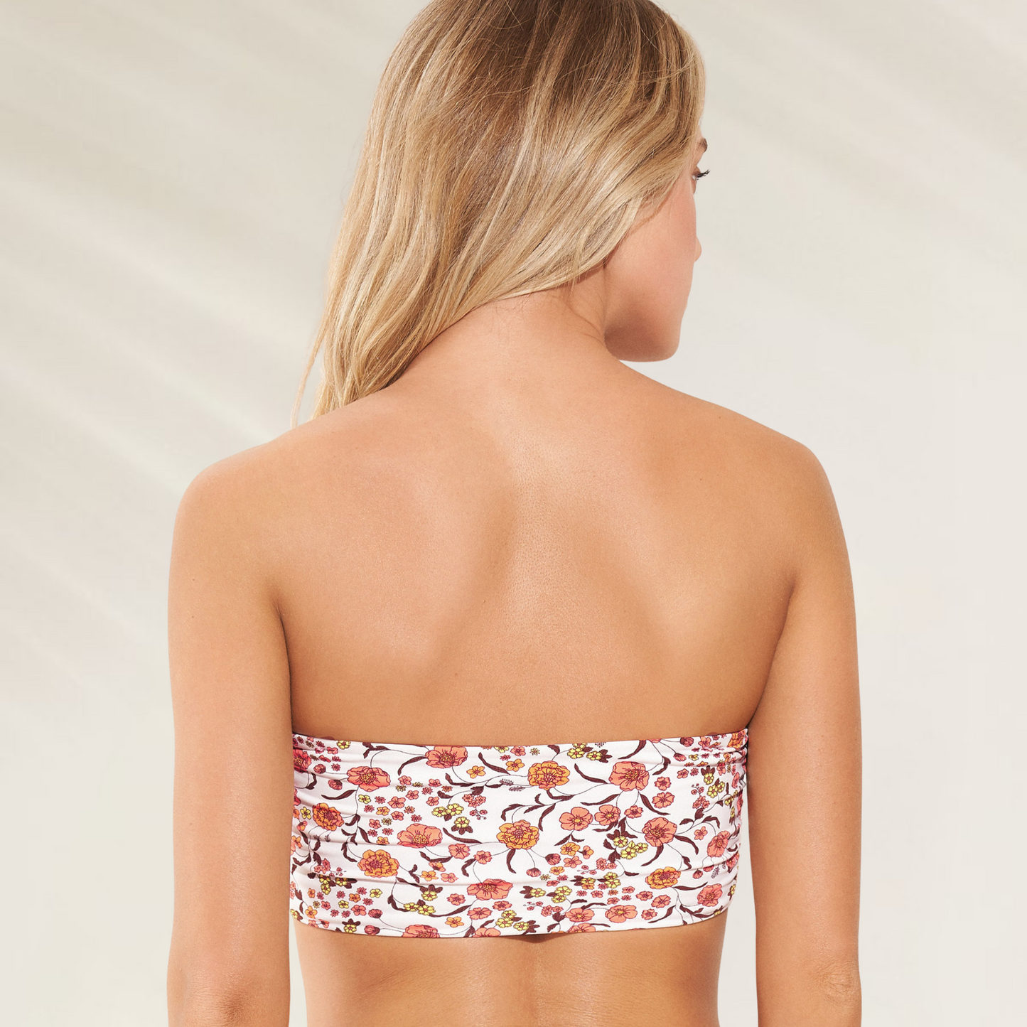 Top Reversível com Alças Removiveis Floral Maaji visto por trás mostrando estampa floral em tons de vermelho