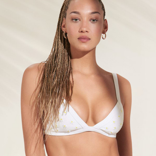 Top Reversível Maaji com Bordado Floral branco com pequenas flores amarelas usado por modelo