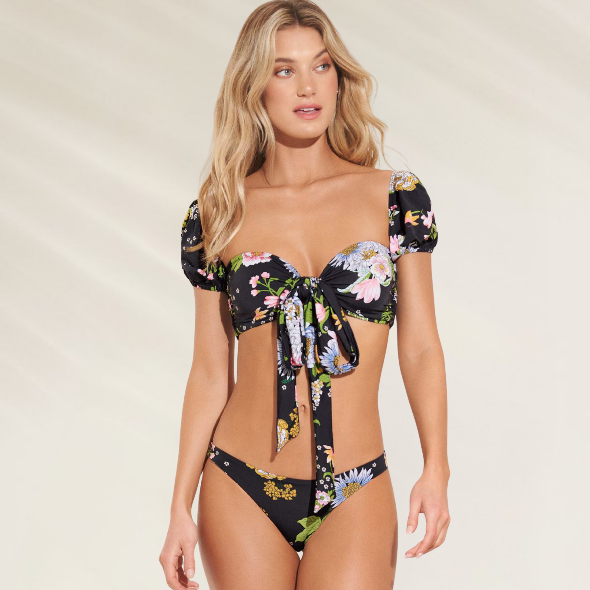 Mulher usando Top Reversível Maaji de Manga Amovível e Multiformas floral preto com amarração frontal