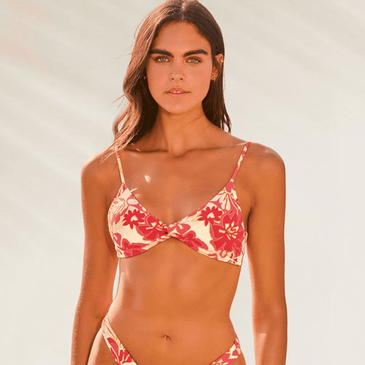 Top Reversível Maaji – Elegância e Versatilidade à Beira-Mar top de biquíni com estampa floral vermelha e amarela