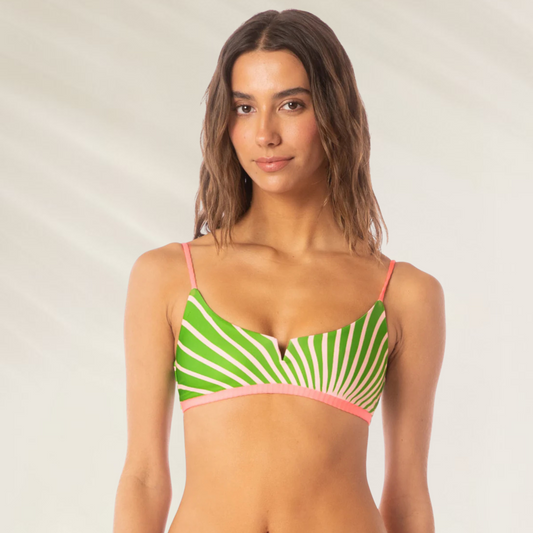 Mulher usando top reversível Victor da Maaji com faixa listrada verde e branca e alças finas rosa