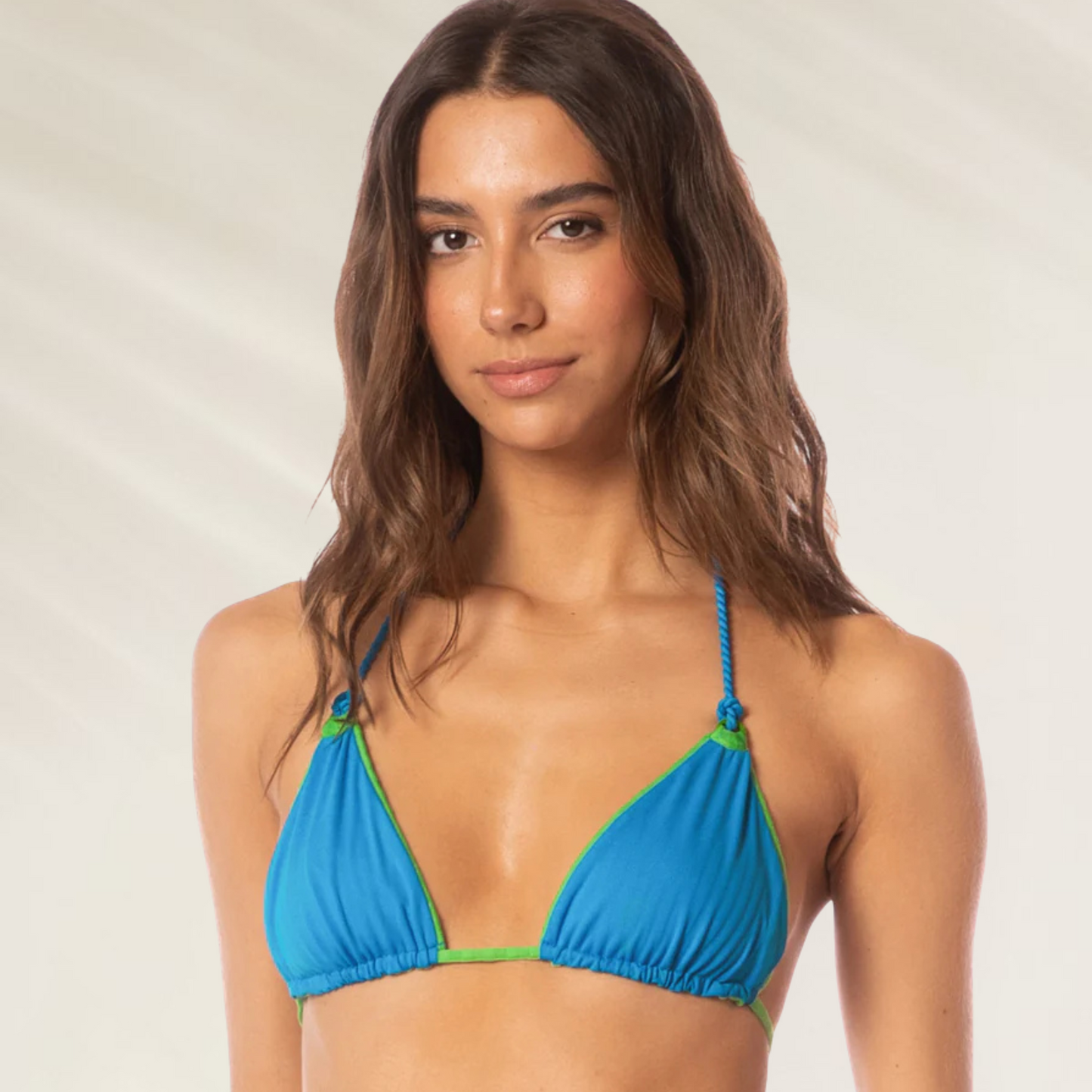 Top Triângulo Balmily Verde reversível Maaji usado por mulher com detalhes em azul e verde