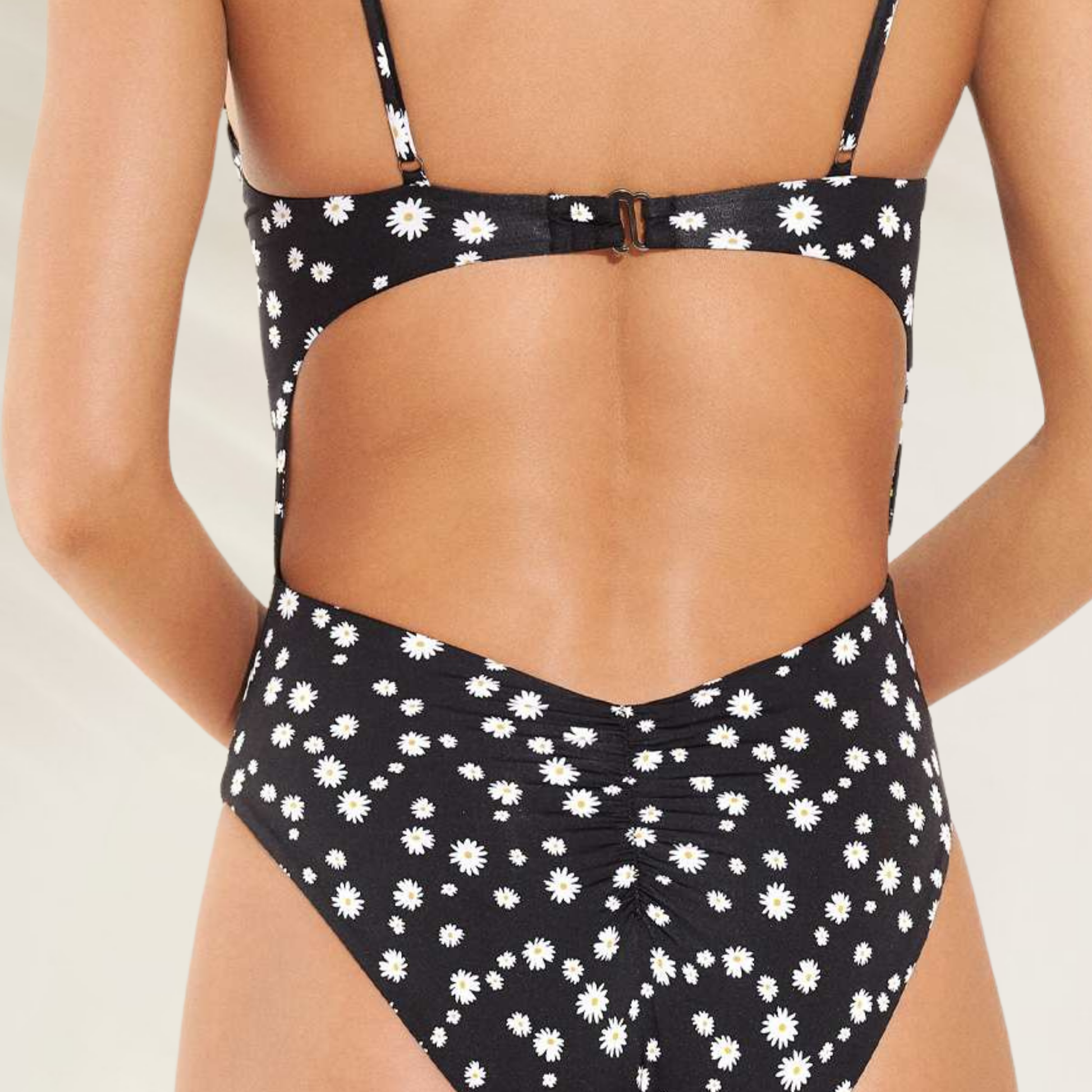 Tríquini Reversível Maaji com Detalhe Cut-Out Floral na parte traseira com estampa de margaridas brancas