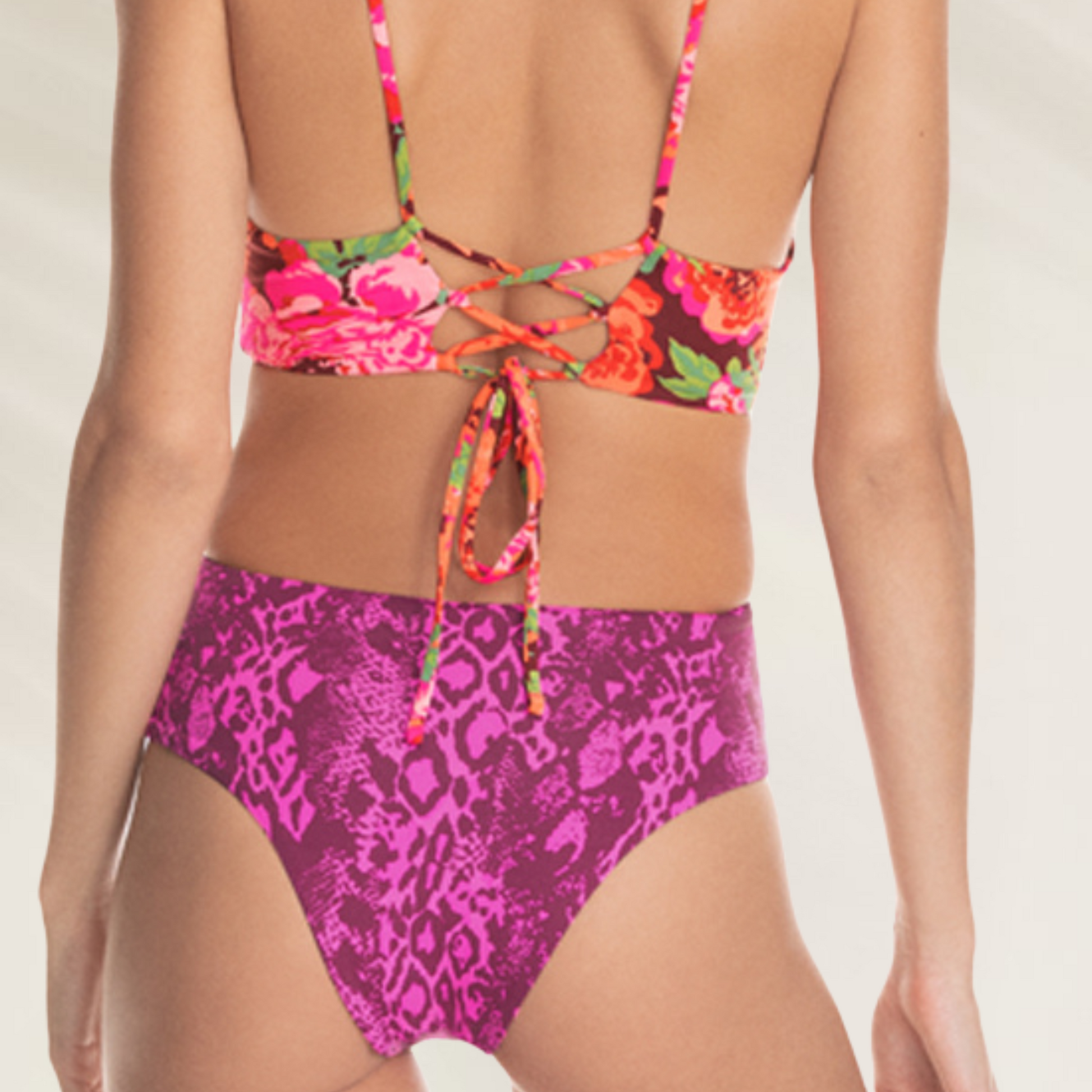 Triquini Reversível Maaji – Estilo Exuberante e Dupla Personalidade com estampa floral e animal print em cores vibrantes