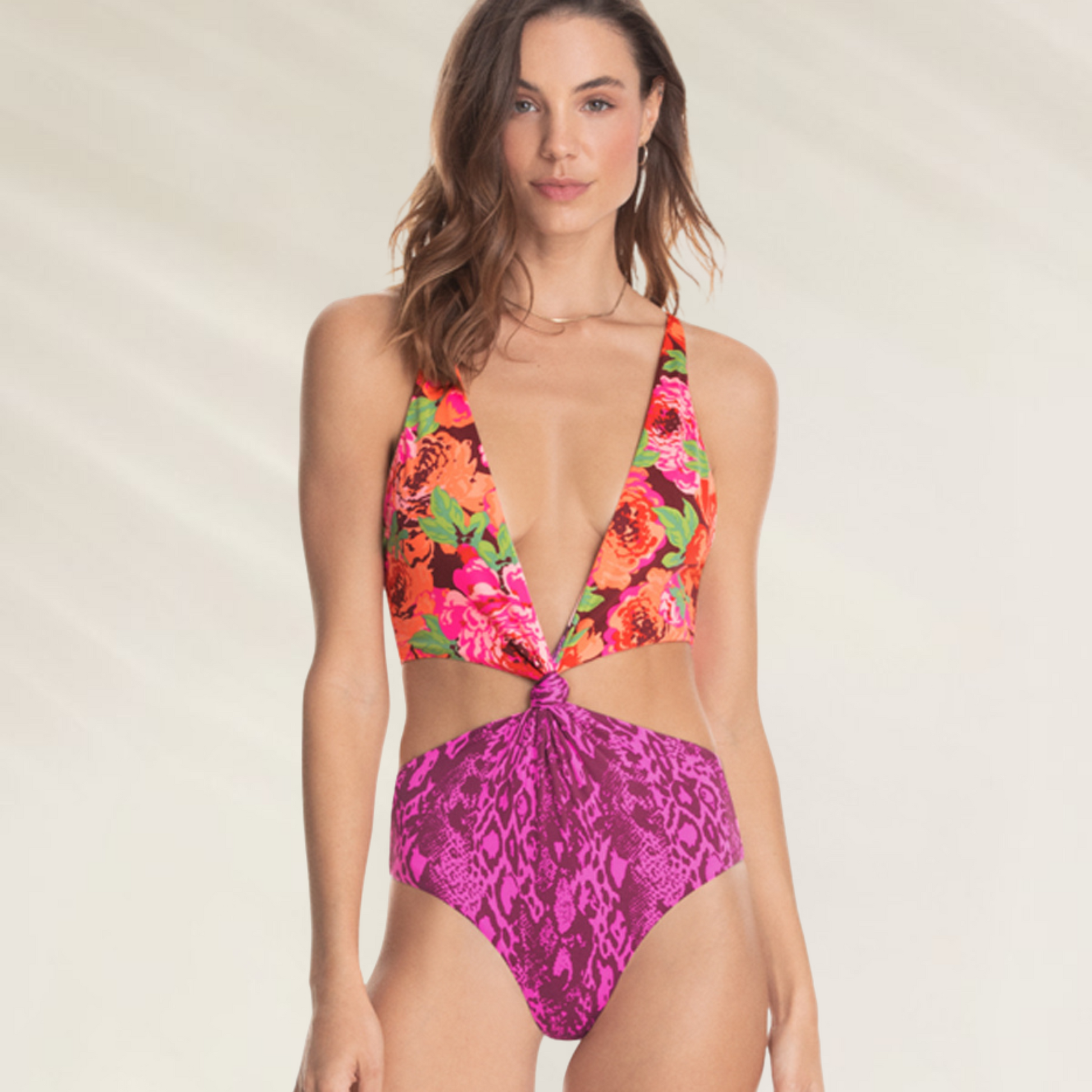 Triquini Reversível Maaji – Estilo Exuberante e Dupla Personalidade com estampa floral e animal print em modelo feminino
