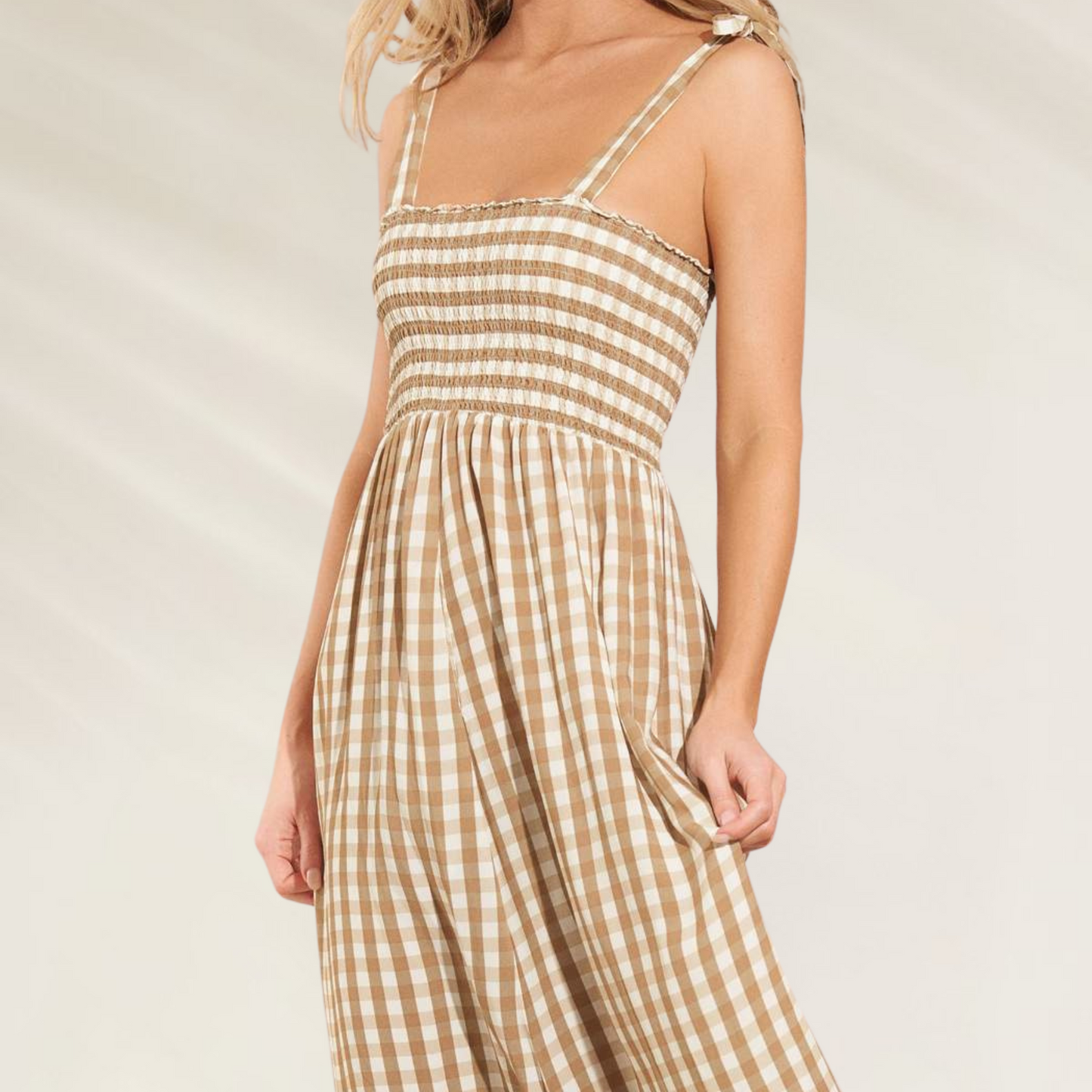 Vestido Comprido com Alças Ajustáveis Maaji em estampa xadrez bege e branco leve e elegante