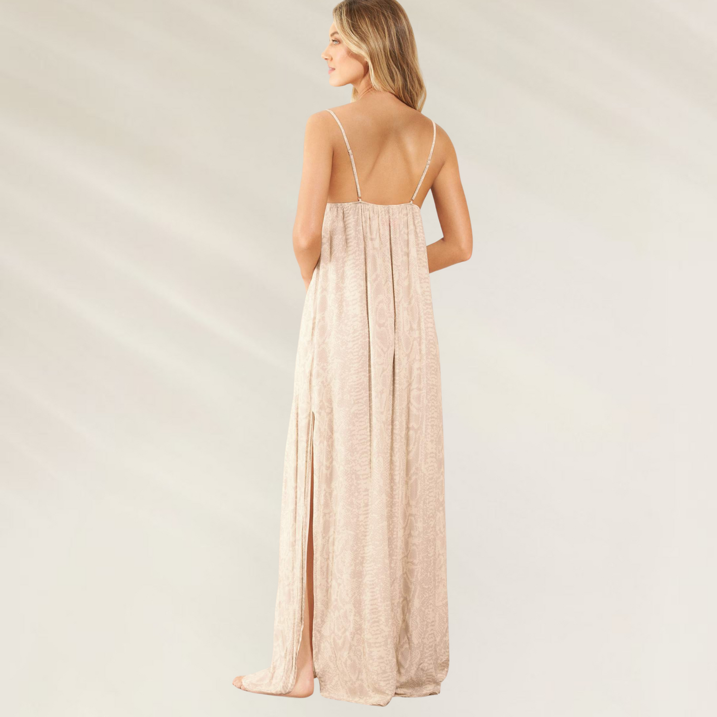 Vestido comprido com alças finas ajustáveis e padrão animal subtil Maaji em tom bege claro visto de costas