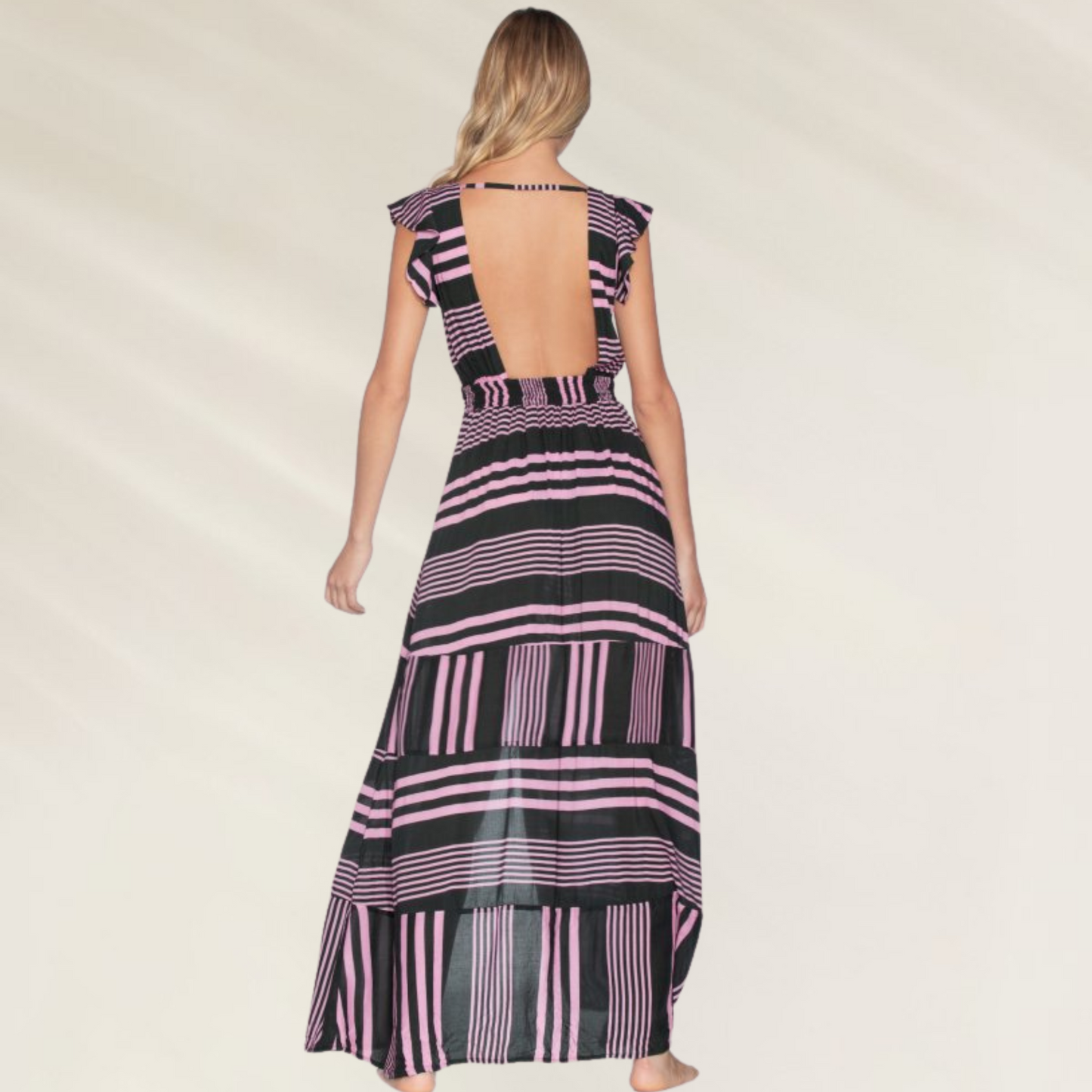 Vestido Comprido com Decote em V e Folho nos Ombros Maaji em estilo listrado rosa e preto, com costas abertas.