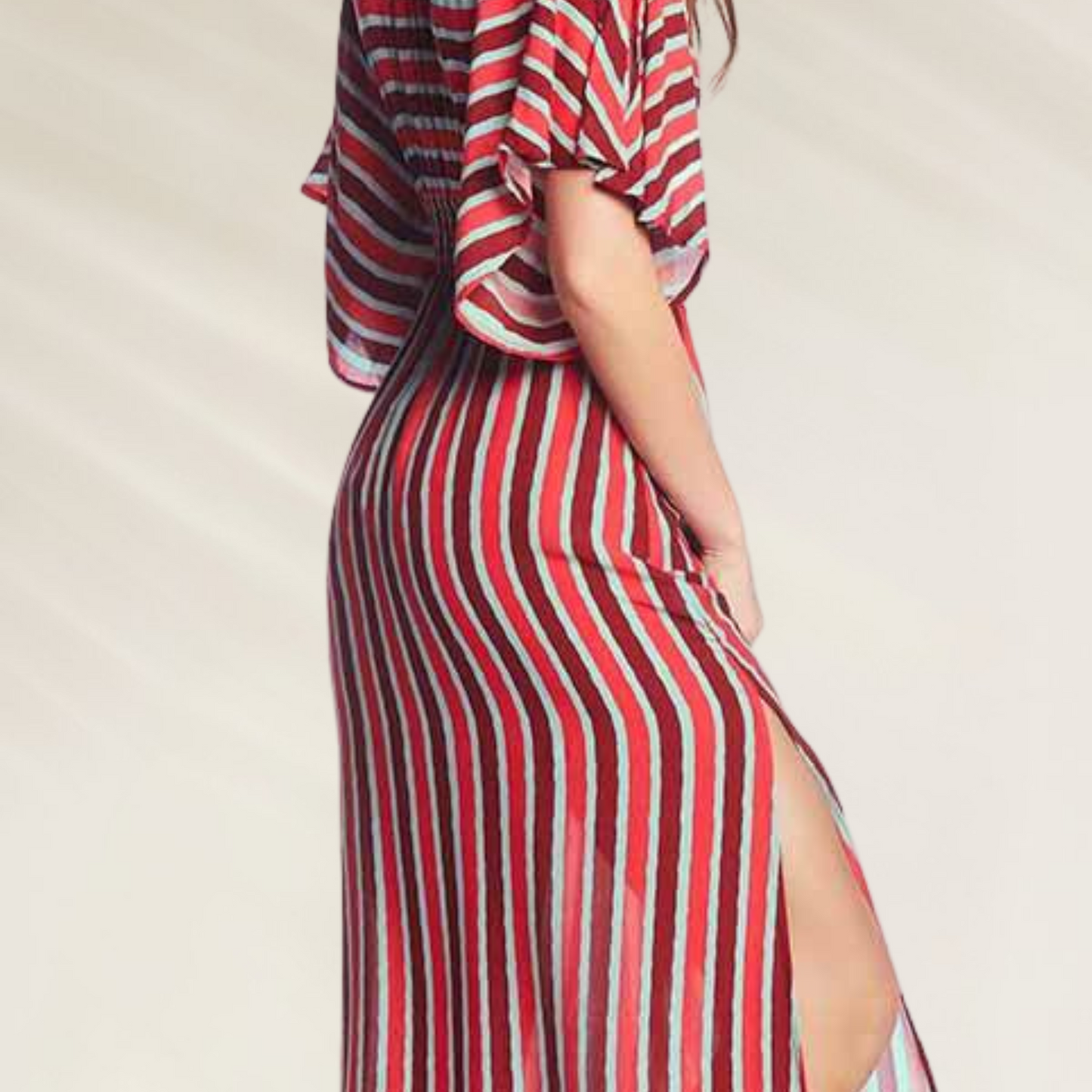 Vestido Comprido Maaji com Aberturas Laterais em listras verticais vermelhas e cinzas com manga curta
