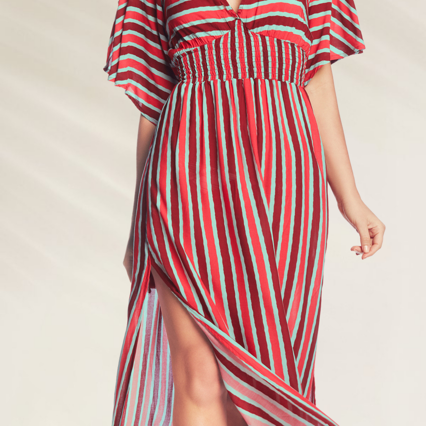 Vestido Comprido Maaji com Aberturas Laterais listrado em vermelho e azul com cintura marcada