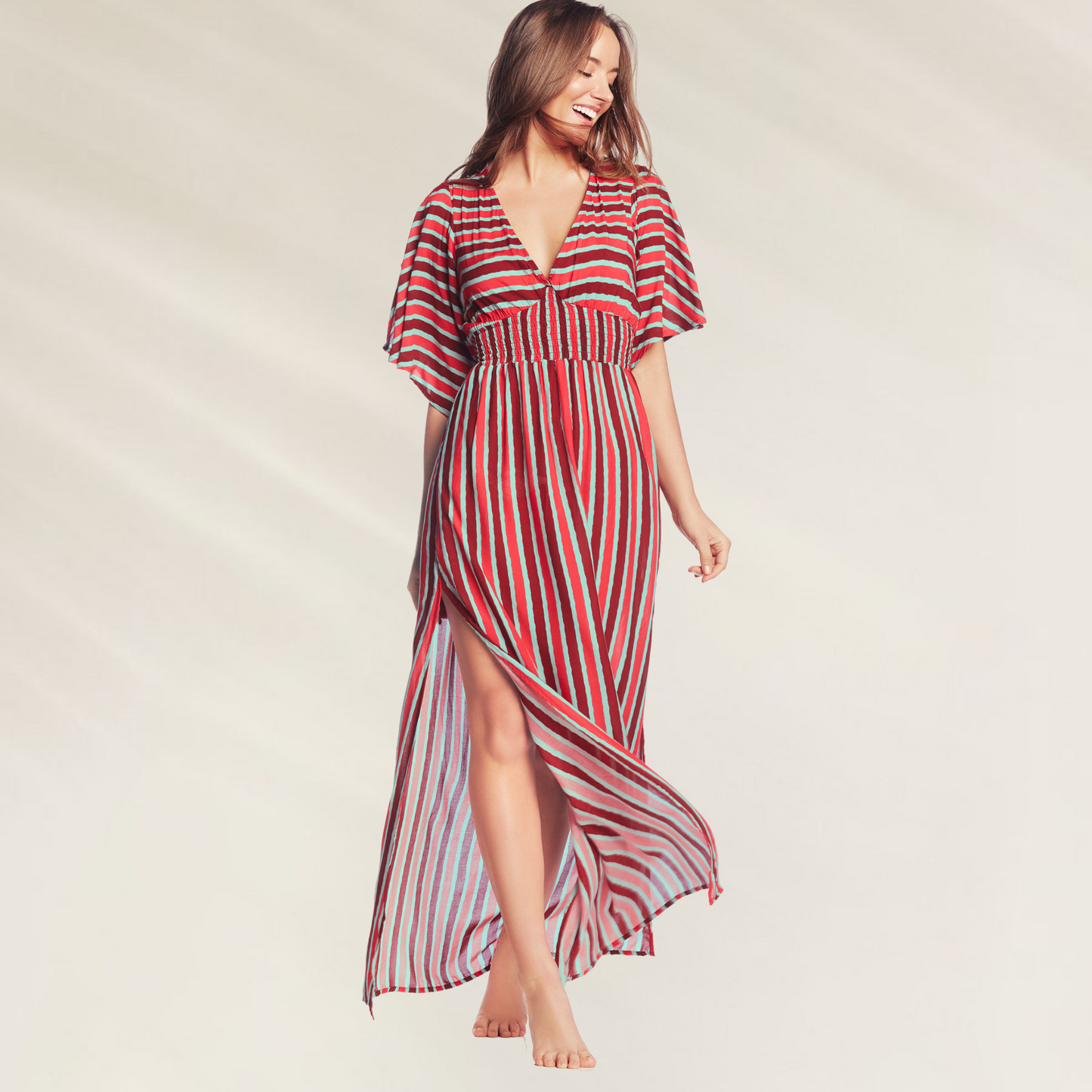 Vestido Comprido Maaji com Aberturas Laterais listrado em vermelho e branco com decote em V e mangas soltas