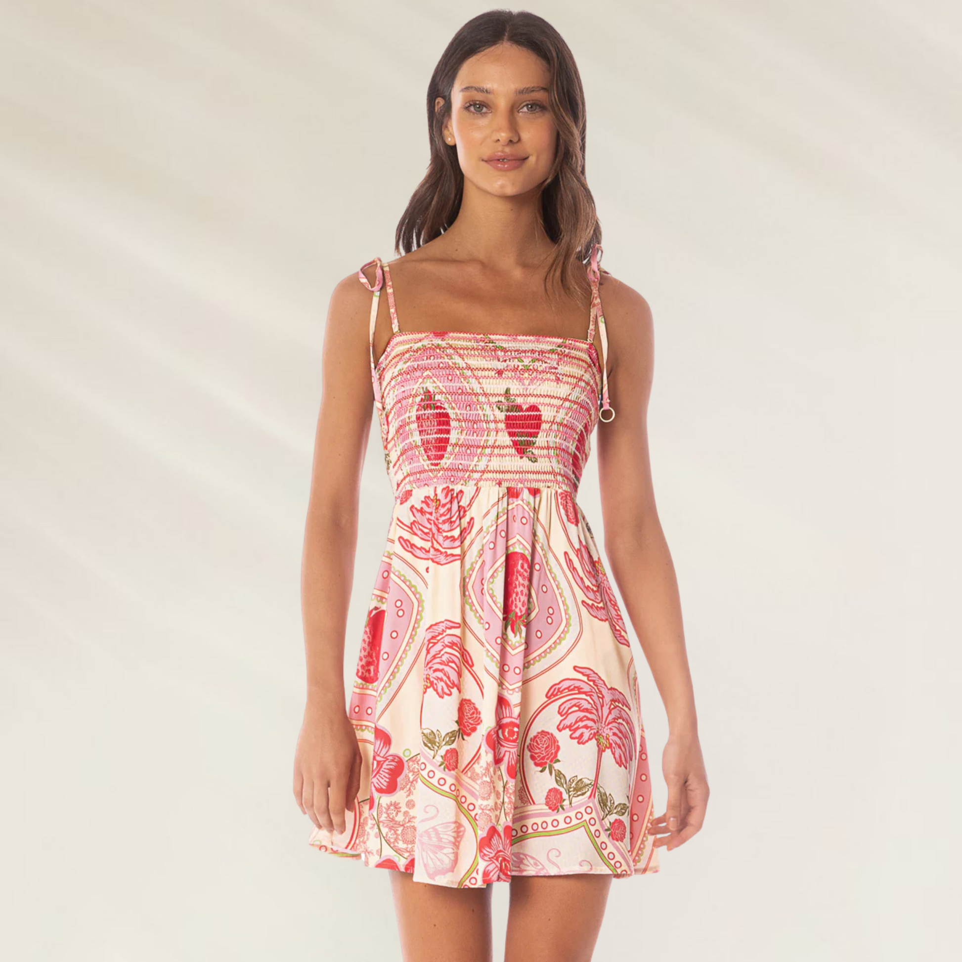 Vestido Curto Astra Strawberry Palm Maaji feminino com estampa floral rosa e alças finas ajustáveis