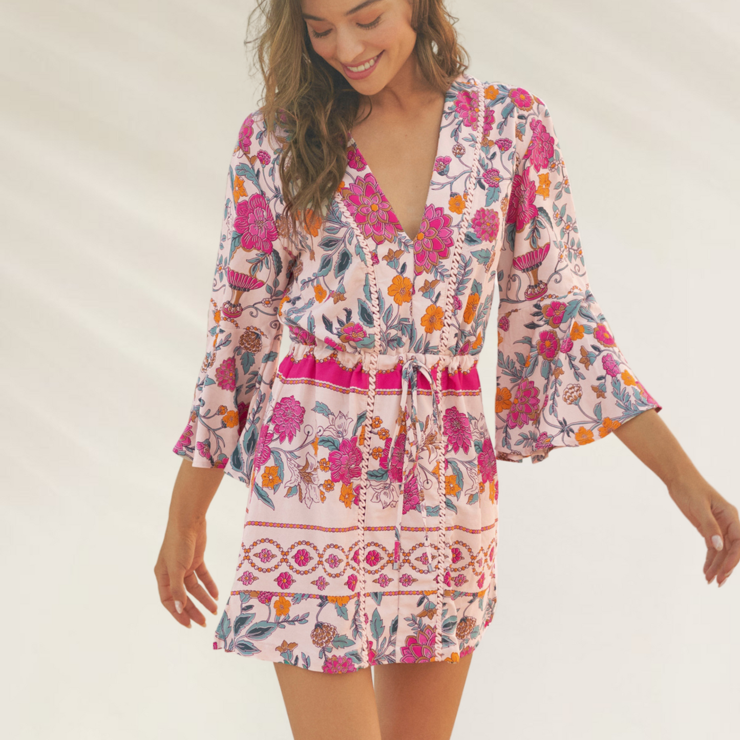 Vestido Curto com Print Floral Multicolorido Maaji com mangas largas e detalhes ajustáveis na cintura