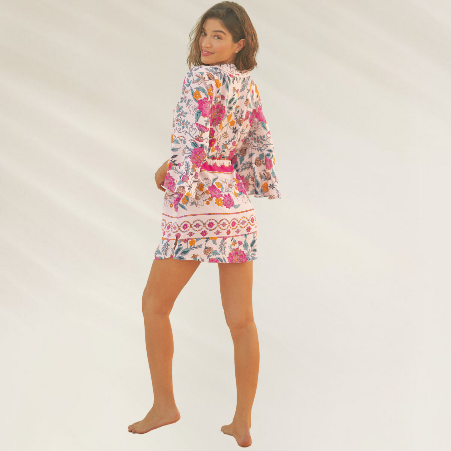 Modelo usando o Vestido Curto com Print Floral Multicolorido Maaji, com mangas largas e design vibrante