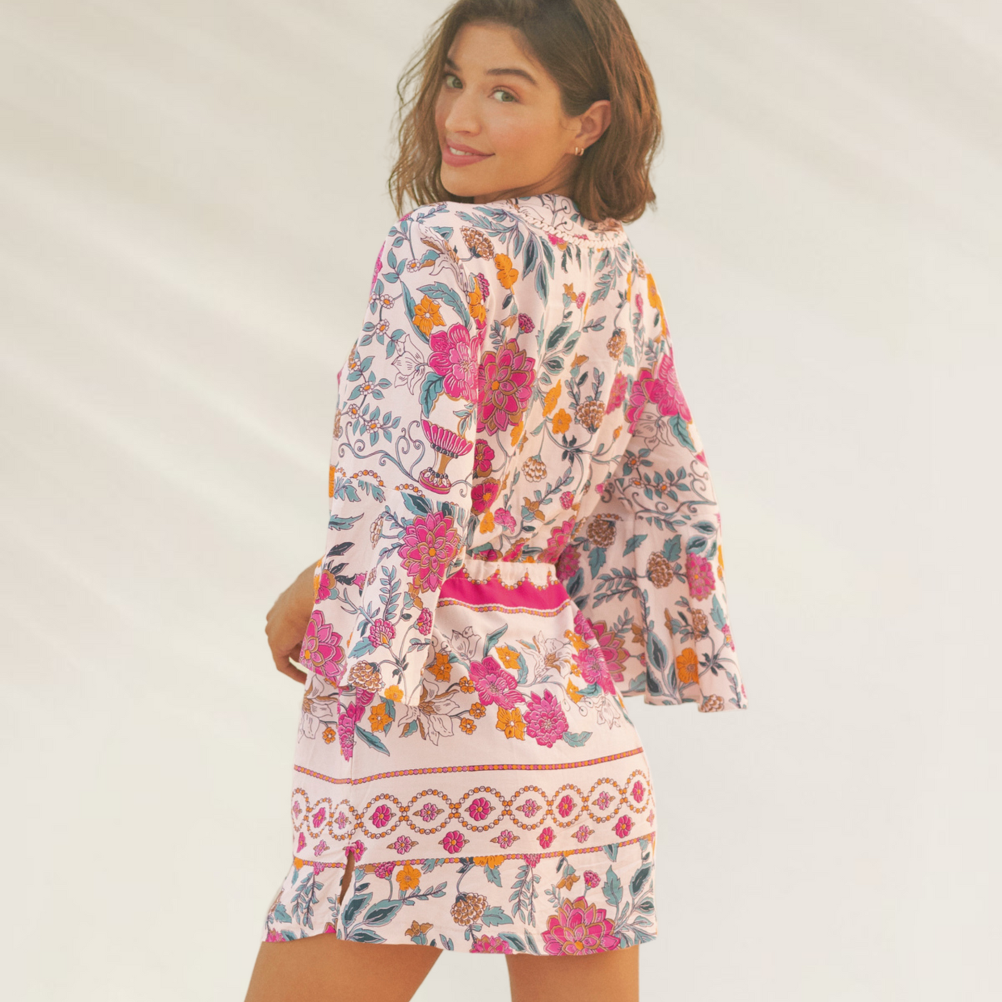 Modelo usando Vestido Curto com Print Floral Multicolorido Maaji com mangas largas e detalhes vibrantes